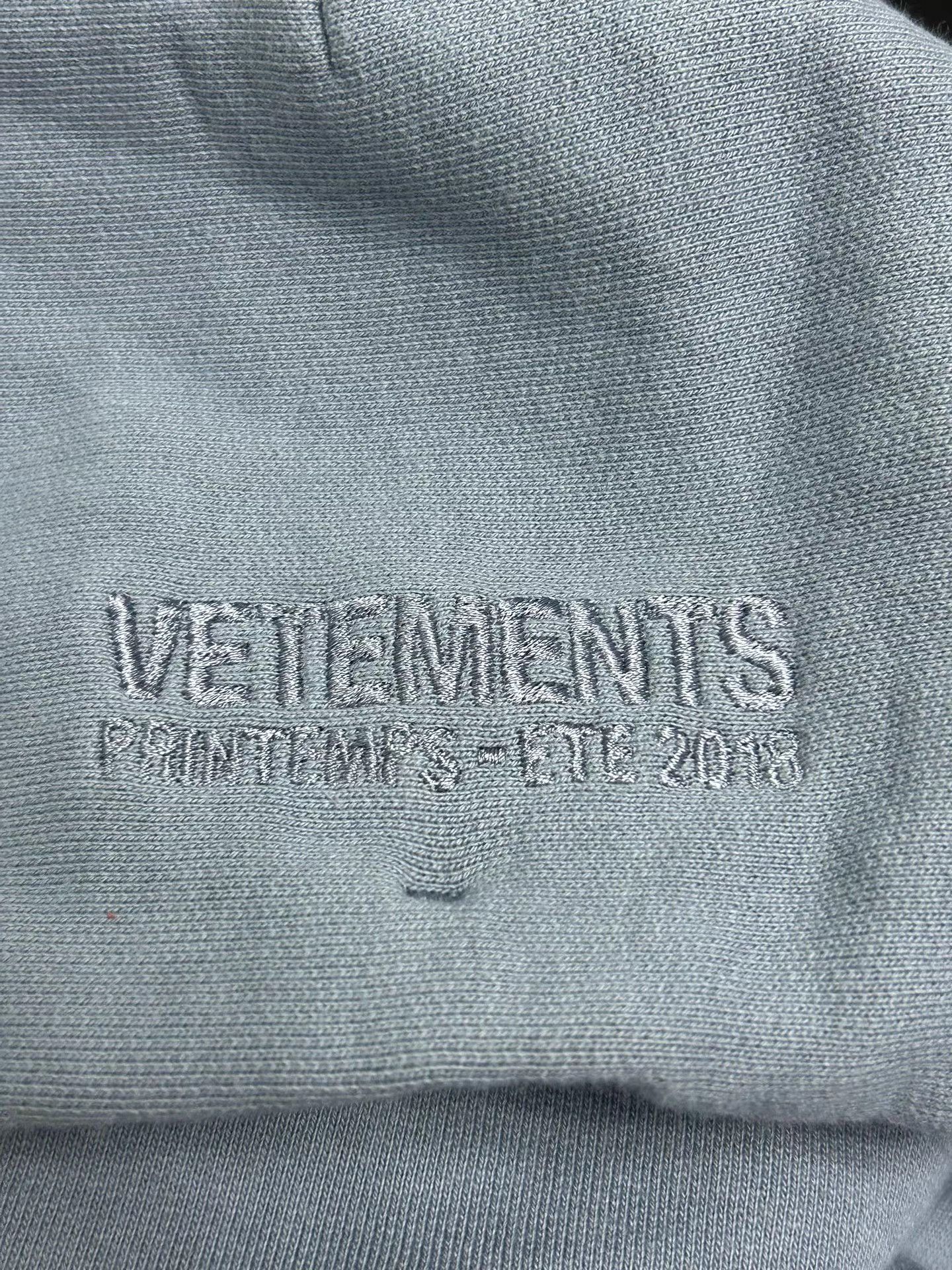 Vetements VETEMENTS off-shoulder sweatshirt Size US S / EU 44-46 / 1 - 3 Thumbnail