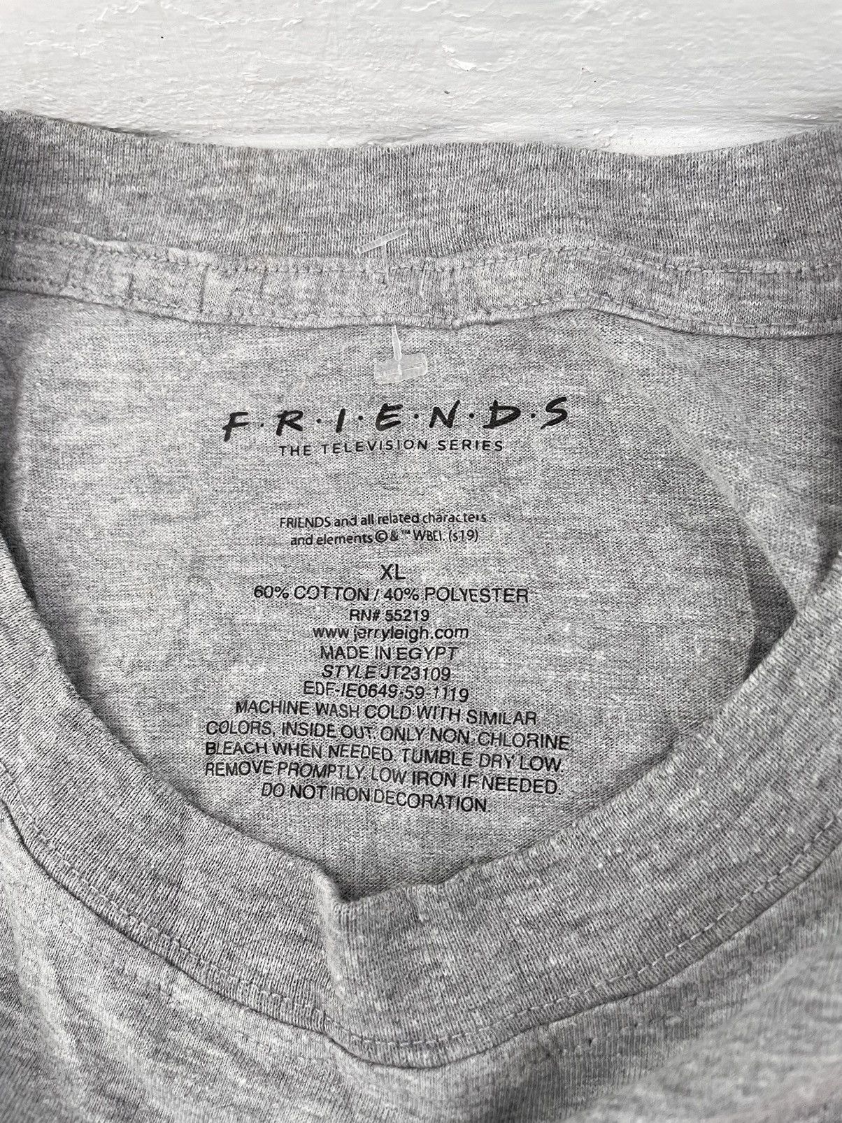 Warner Bros FRIENDS TV SITCOM LONG SLEEVE (2019) Size US L / EU 52-54 / 3 - 9 Thumbnail