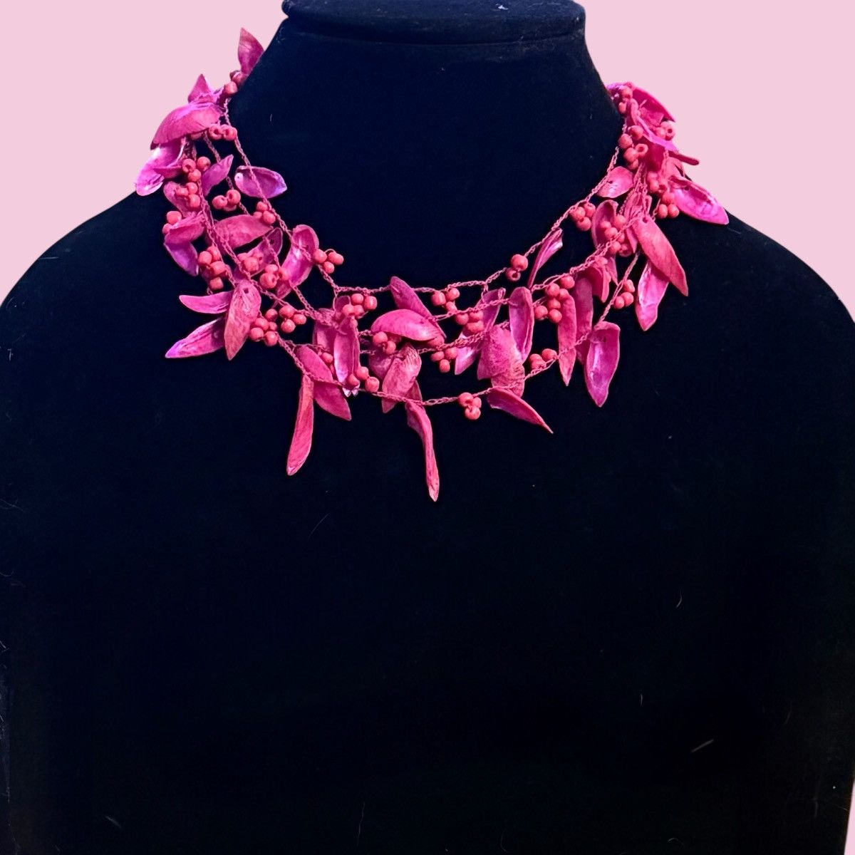 Other Hot pink multi strand dyed shell chip necklace Size ONE SIZE - 1 Thumbnail
