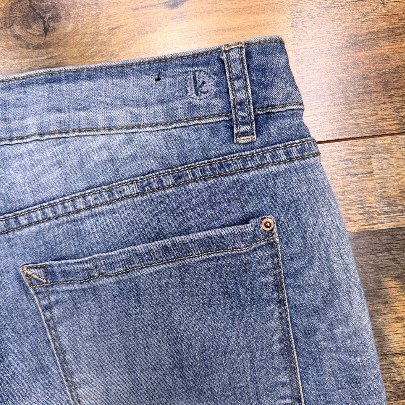 Vintage Kensie Jeans Cut Off Shorts Womens 10 Medium Rise Stretch Denim 5-Pocket Blue Light Wash Size 32" / US 10 / IT 46 - 5 Thumbnail
