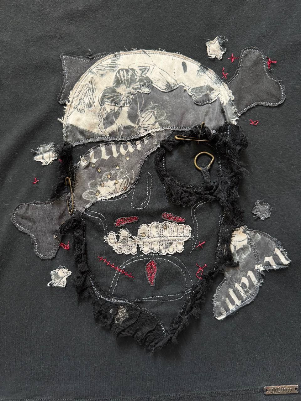 John Galliano Vintage John Galliano Pirate Skull Embroidered T-Shirt Y2k Size S / US 4 / IT 40 - 3 Thumbnail