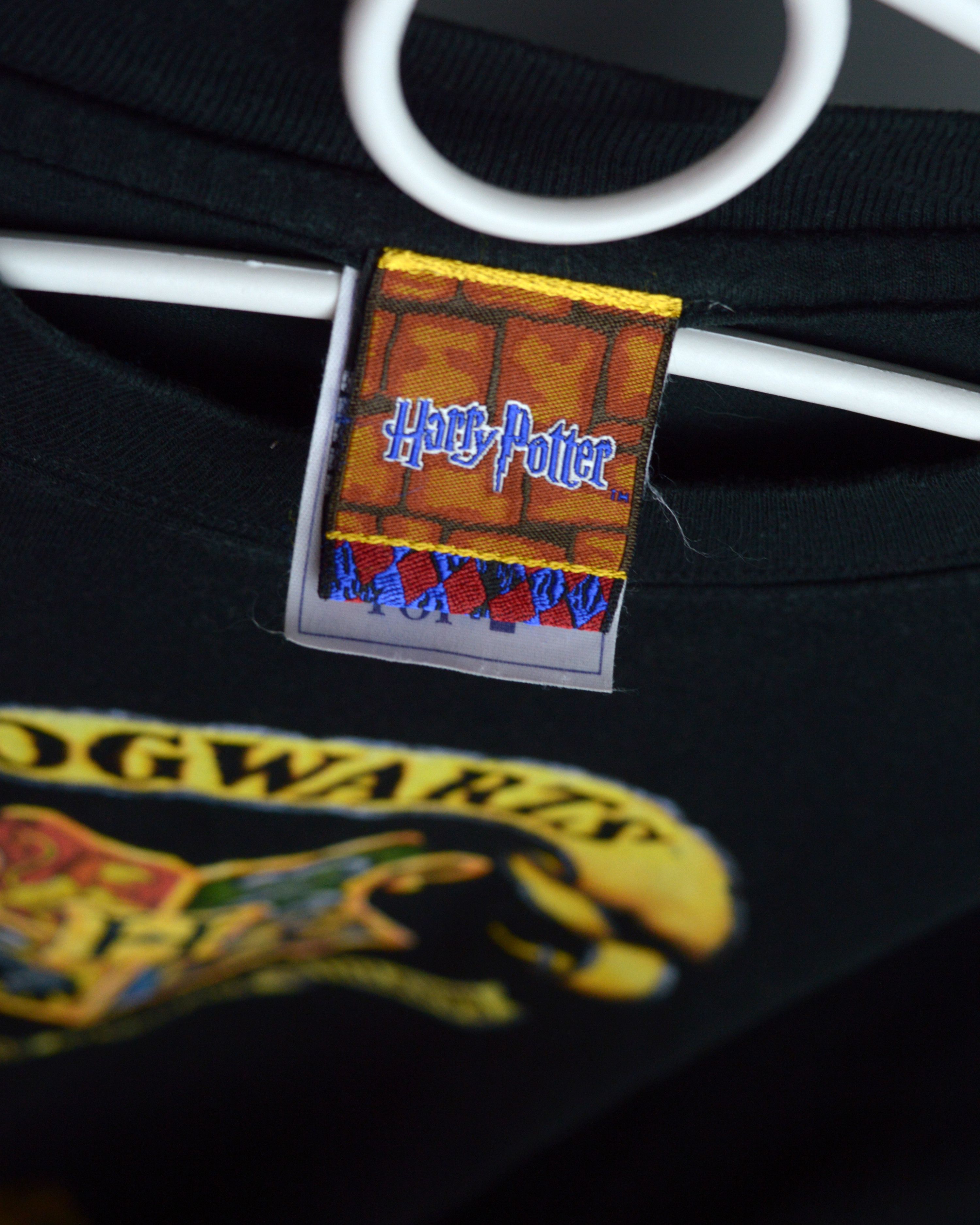Vintage Vintage Harry Potter Hogwarts 2001 t shirt Size US XL / EU 56 / 4 - 3 Thumbnail