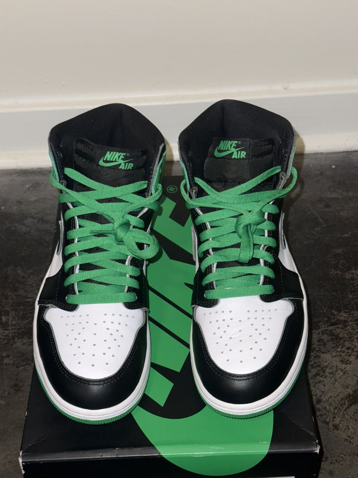 Jordan Brand Air Jordan 1 Retro High OG ‘Lucky Green’ Size US 9 / EU 42 - 3 Thumbnail