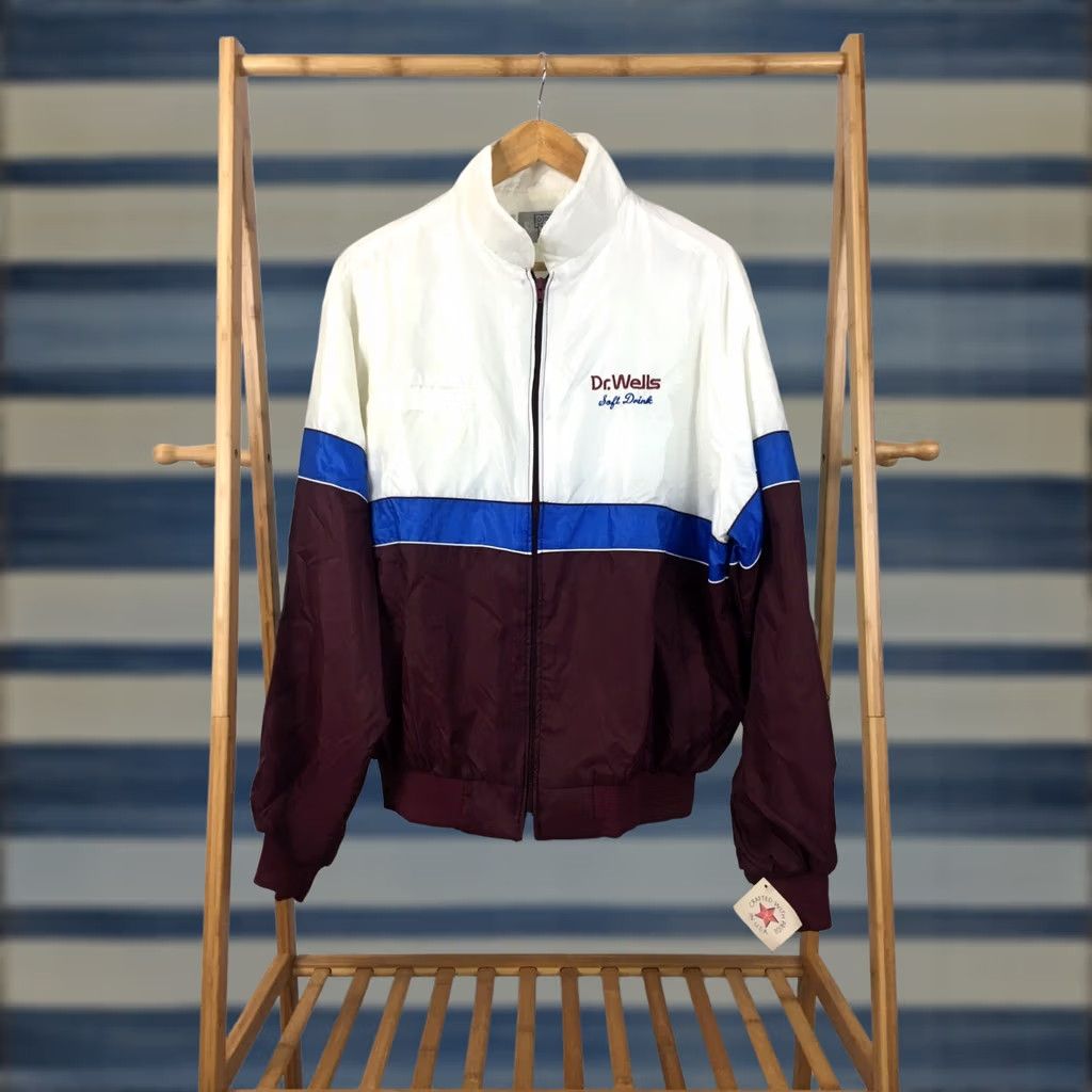 Vintage VINTAGE King Louie Dr Wells Soft Soda Drink Windbreaker Jacket XL USA Union NWT Maroon Blue White Men Size US XL / EU 56 / 4 - 1 Thumbnail