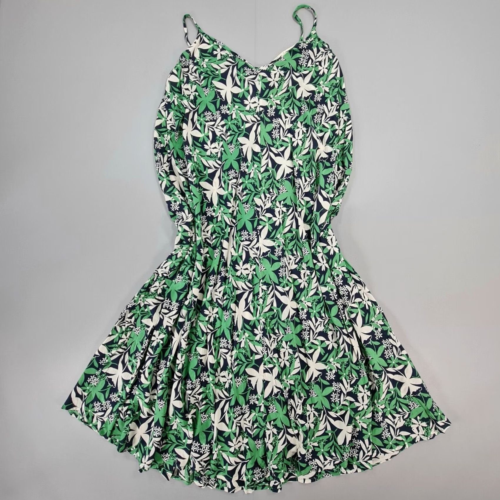 Velvet VINTAGE? No. (Note: Original is not vintage) Velvet by Graham & Spencer Womens Dress Sleeveless V-Neck Floral Midi Challis XS Green Size XS / US 0-2 / IT 36-38 - 3 Thumbnail