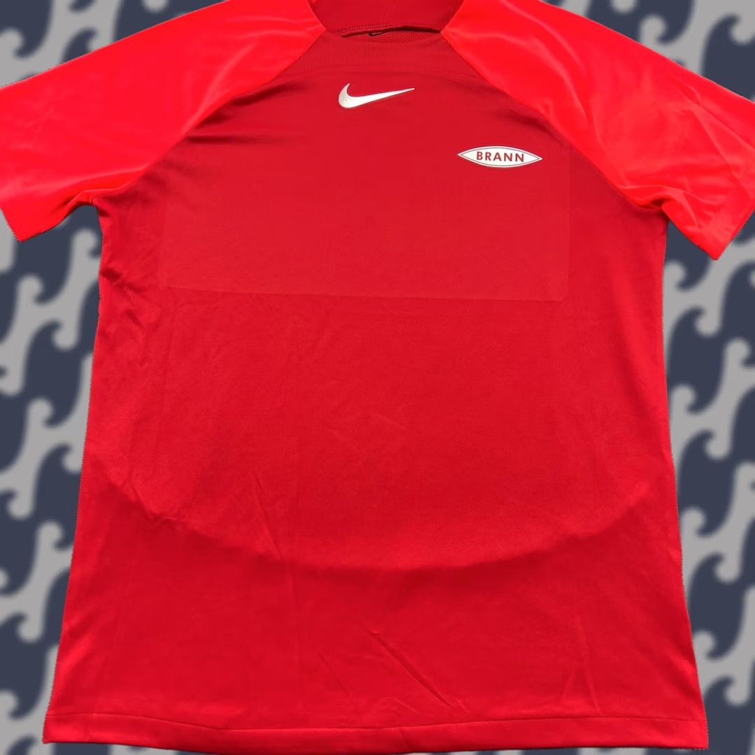 Nike VINTAGE Nike Shirt Football Jersey CS Brann Training Mens L Red Short Sleeve Polyester 100% Moisture Wicking Quick Dry Camiseta Sports Football Mens Size US L / EU 52-54 / 3 - 1 Thumbnail