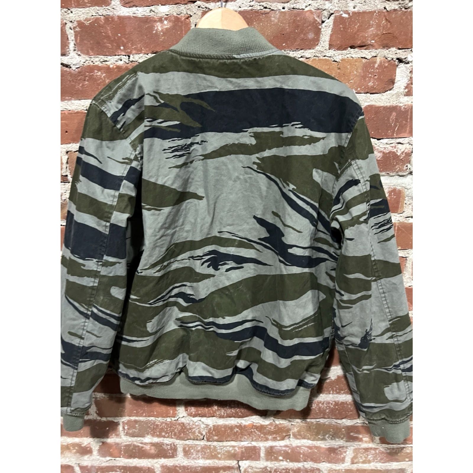 Quiksilver VINTAGE Quicksilver Bomber Jacket Mens L Camouflage Full Zip Lined Mid-Length Winter Fall Spring All Seasons Pockets Zip Stand-Up Collar Size US L / EU 52-54 / 3 - 3 Thumbnail
