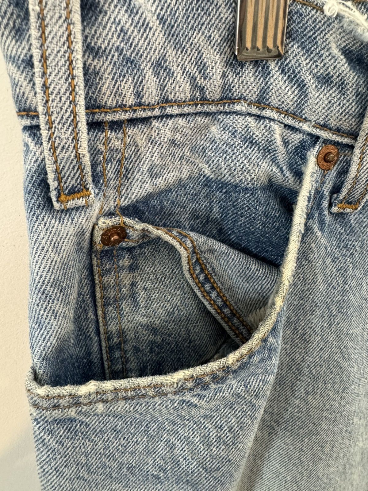 Levi's Vintage Clothing Vintage Levi’s 550 Light Wash Distressed Jeans, W35 x L31 Size US 35 - 3 Thumbnail