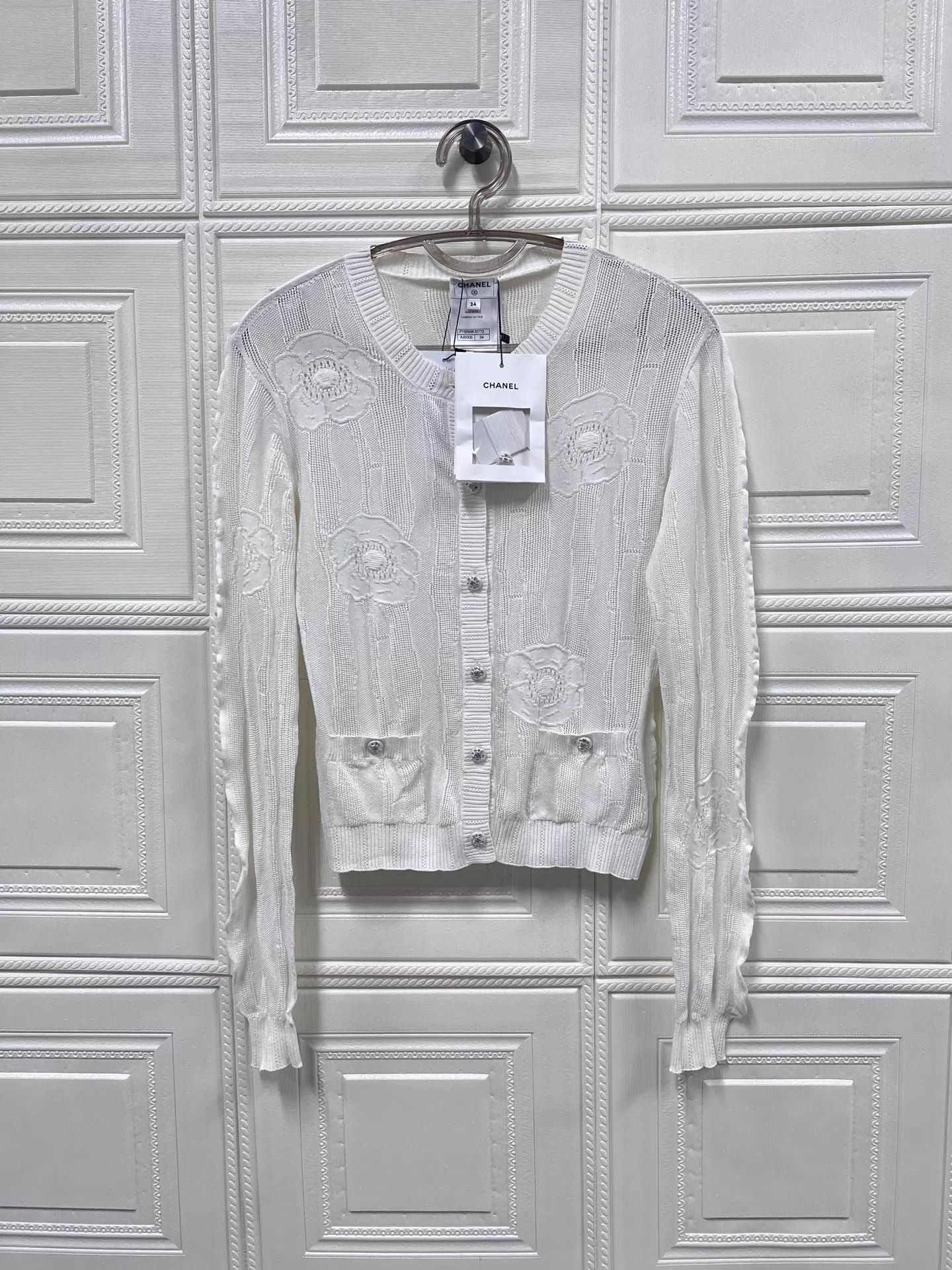 Chanel Chanel 23s Camellia Pearl Button White Knit Cardi 34 1x Worn Size XS / US 0-2 / IT 36-38 - 1 Thumbnail