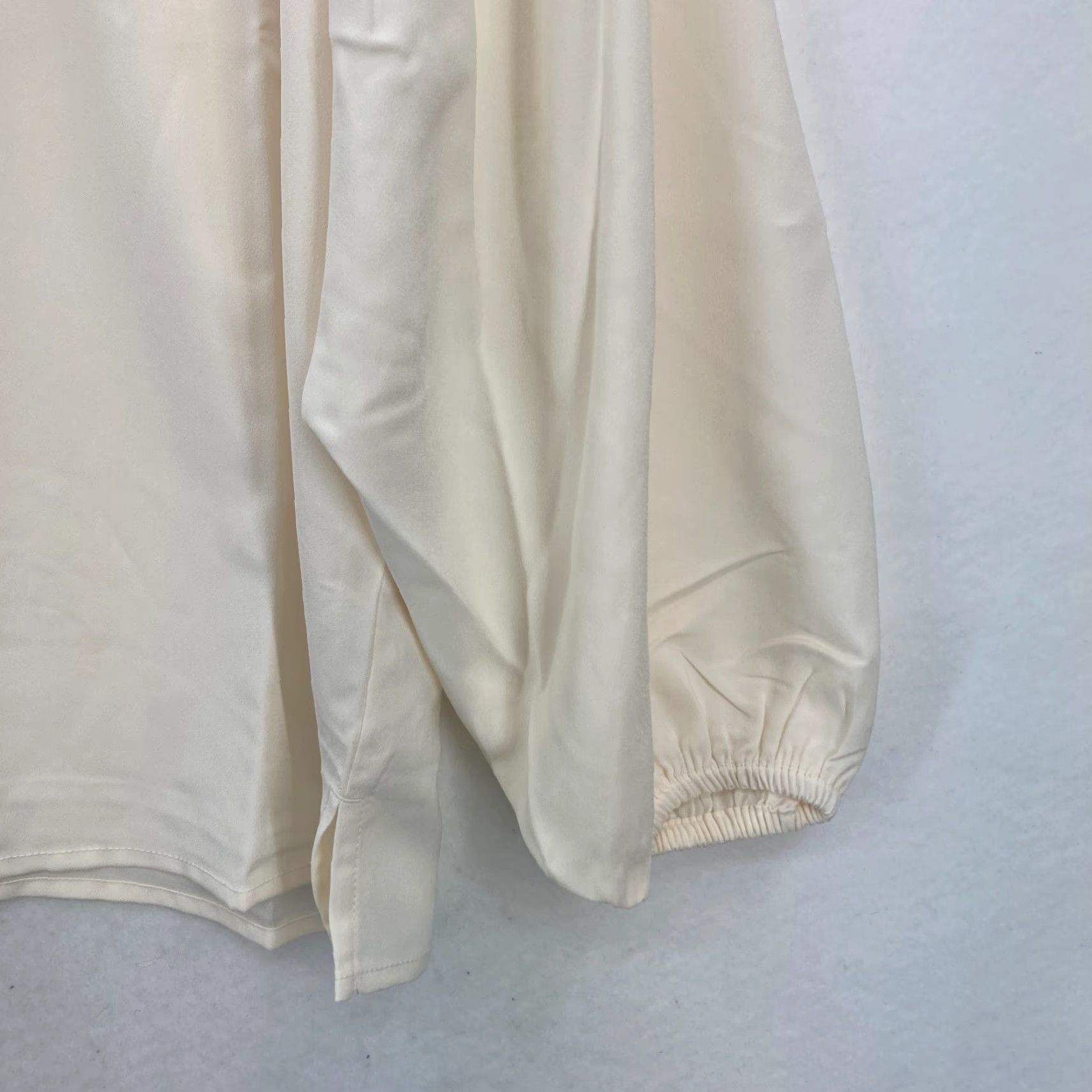 J.Crew **J.Crew Ivory Women's Petite Puff Sleeve Satin Crepe Top** User: J.Crew Ivory Women's Petite Puff Sleeve Satin Crepe Top Size M / US 6-8 / IT 42-44 - 2 Thumbnail