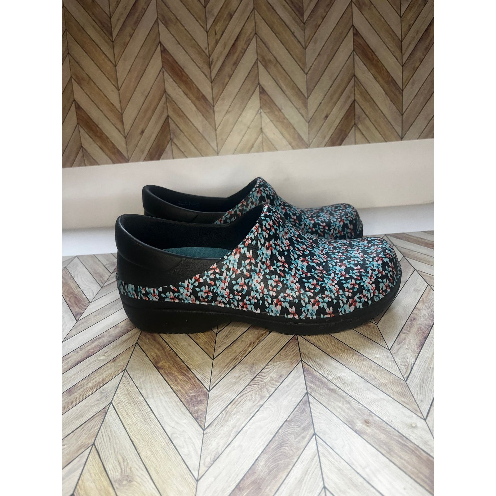 Crocs Crocs Neria Pro II LiteRide Floral Work Clogs Black W7 Size US 7 / IT 37 - 3 Thumbnail