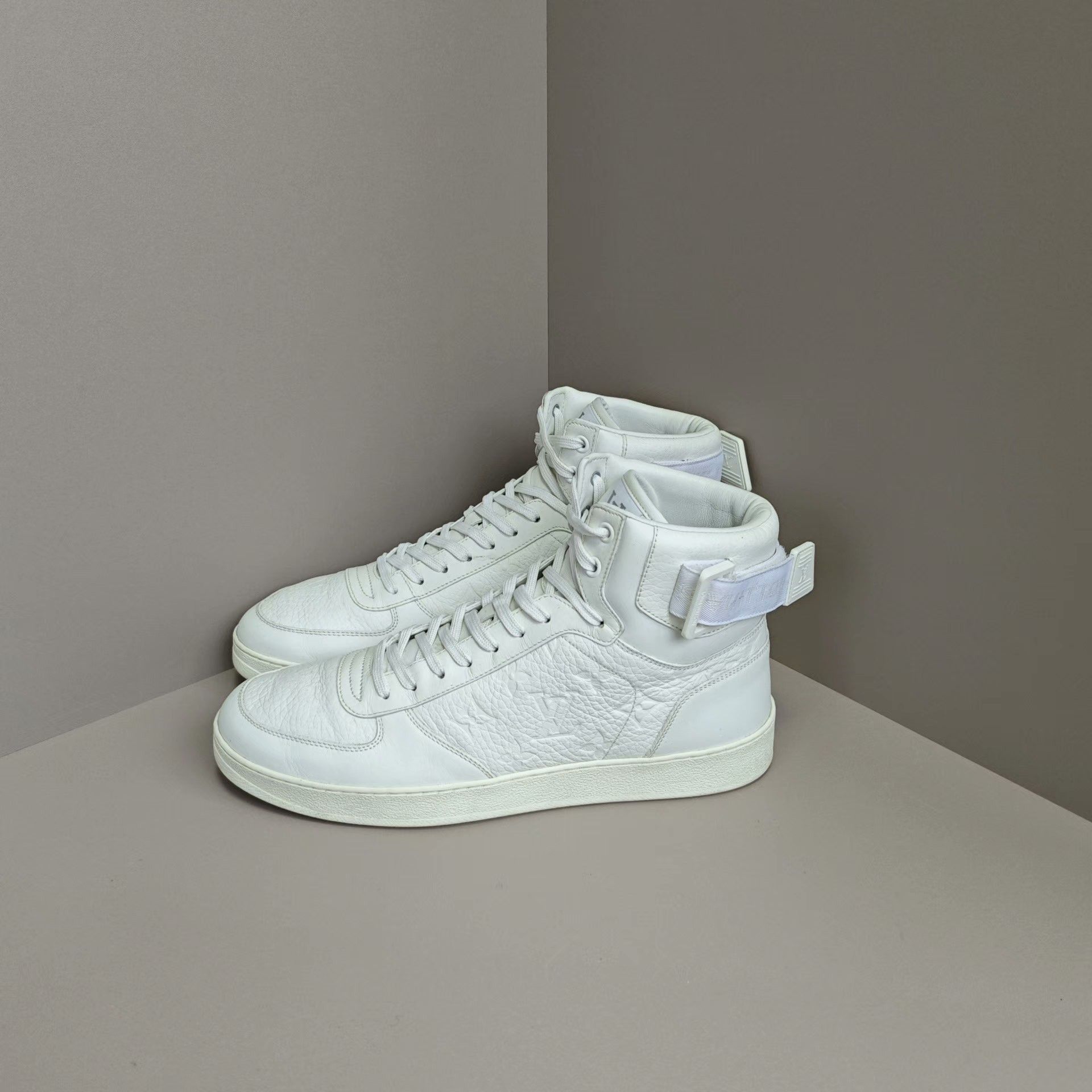 Louis Vuitton Louis Vuitton Hitop Sneakers 8 Men Size US 8 / EU 41 - 1 Thumbnail