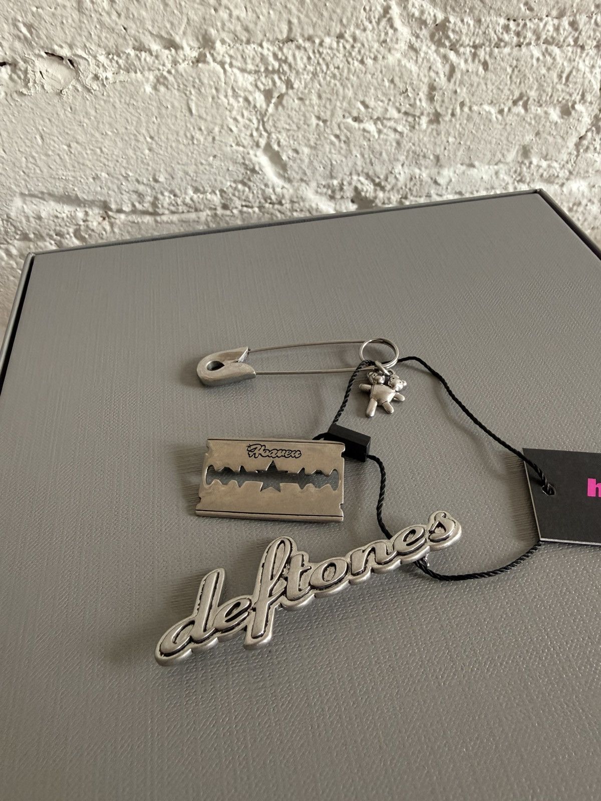 Heaven by Marc Jacobs SS23 Deftones 3-Pin Set Size ONE SIZE - 1 Thumbnail