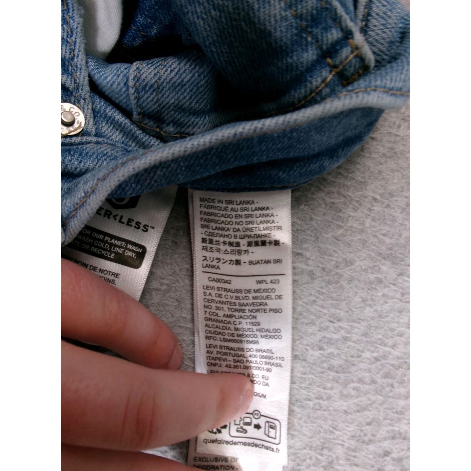 Levi's Levi'S High Waisted Mom Jeans Women 31 Blue Light Wash Raw Hem Crop Stretch Denim Size 24" / US 00 / IT 34 - 4 Thumbnail