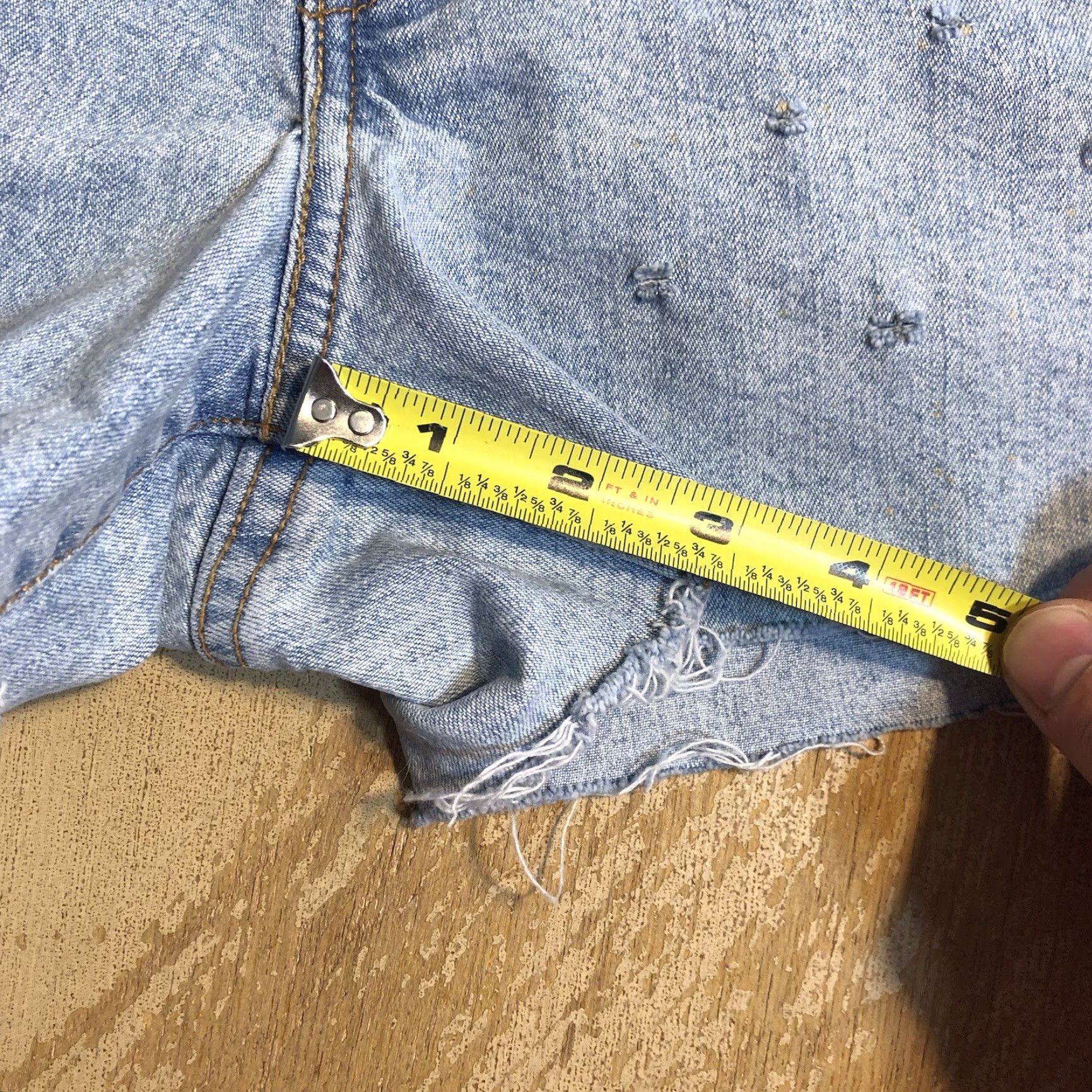 Levi's VINTAGE Levi's 550 Relaxed Denim Cut-Off Shorts Womens 12 Blue Distressed Raw Hem 90s 5-Pocket Jeans, Casual Size 34" / US 12 / IT 48 - 7 Thumbnail