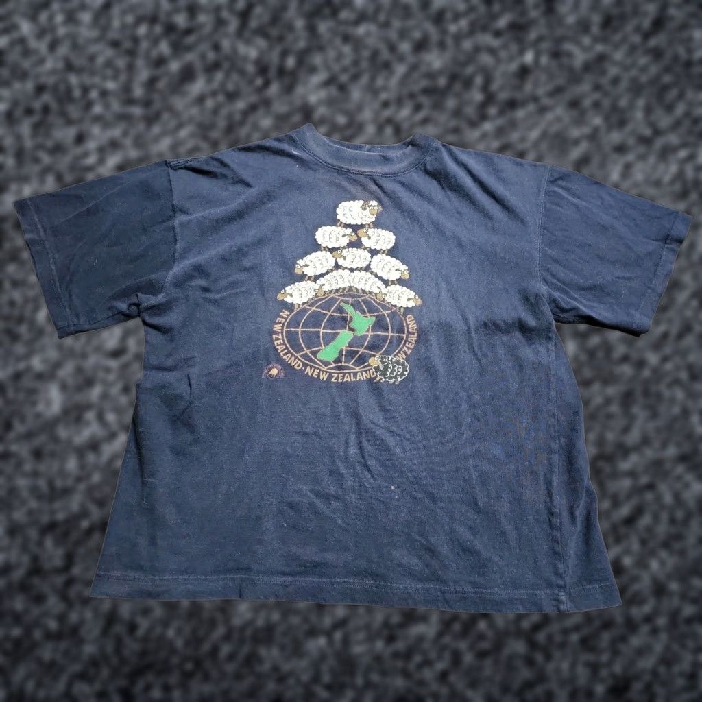 Vintage VINTAGE Clarke Design Men's T-Shirt Adult Medium Blue 90s Animals Travel New Zealand Logo Size US M / EU 48-50 / 2 - 1 Thumbnail