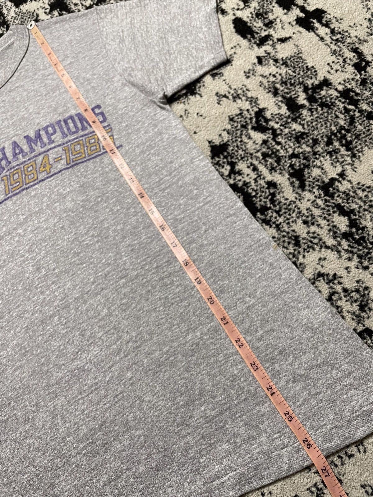 Champion × NBA × Vintage Vintage 80s paper thin LA Lakers world champions 84-85 Size US M / EU 48-50 / 2 - 5 Thumbnail