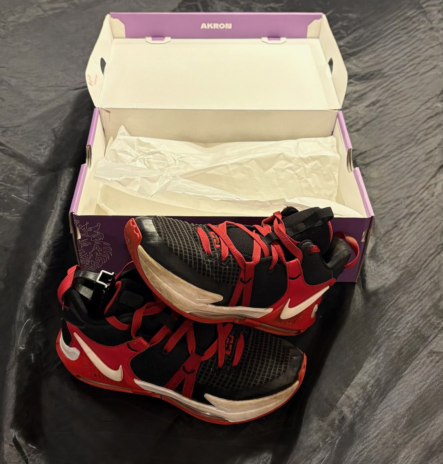 Nike LeBron Witness 7 Breds (6.5 Gradeschool) Size US 6.5 / EU 39-40 - 3 Thumbnail