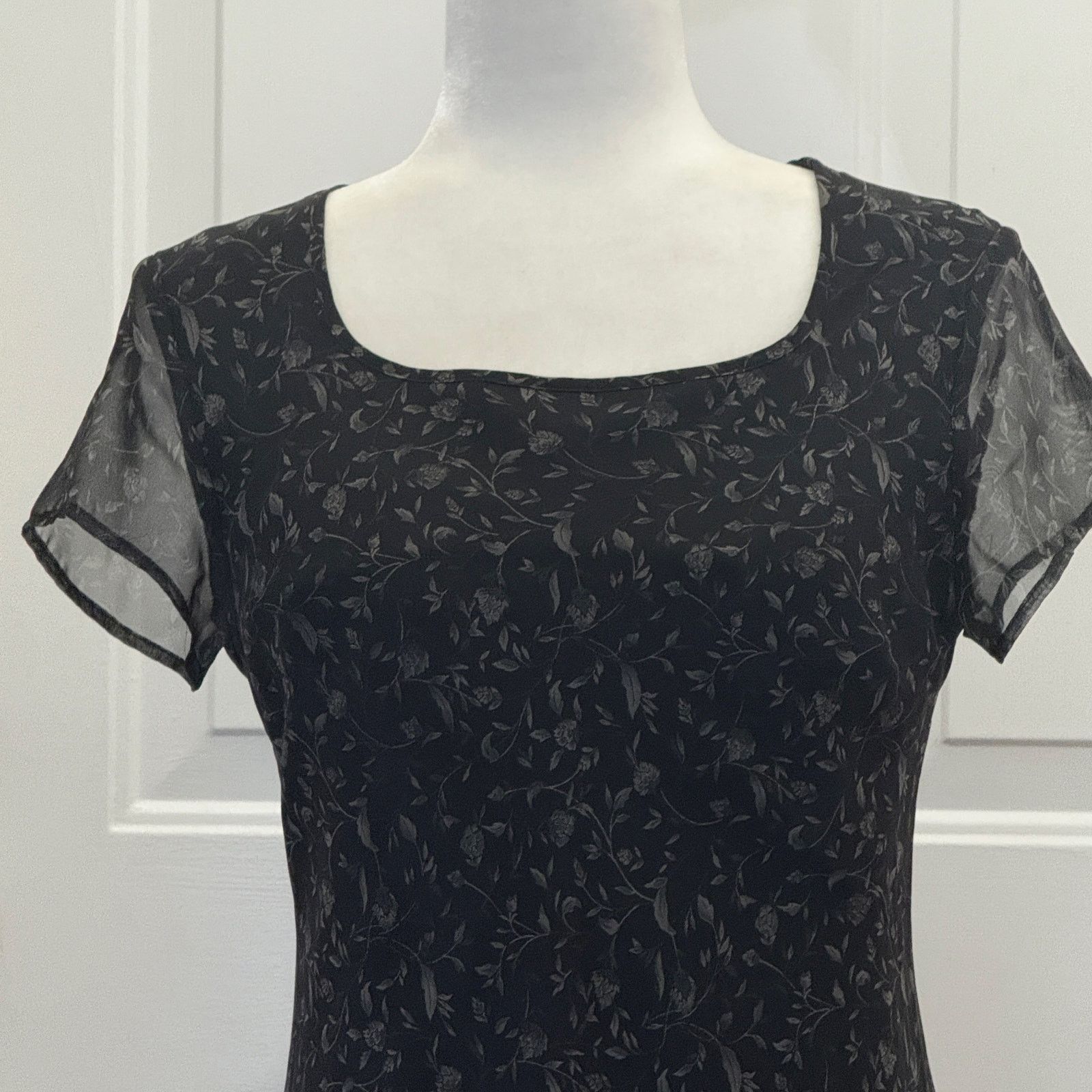 Loft Ann Taylor Loft 6 Petite. Sheer floral print gray on black Size M / US 6-8 / IT 42-44 - 3 Thumbnail