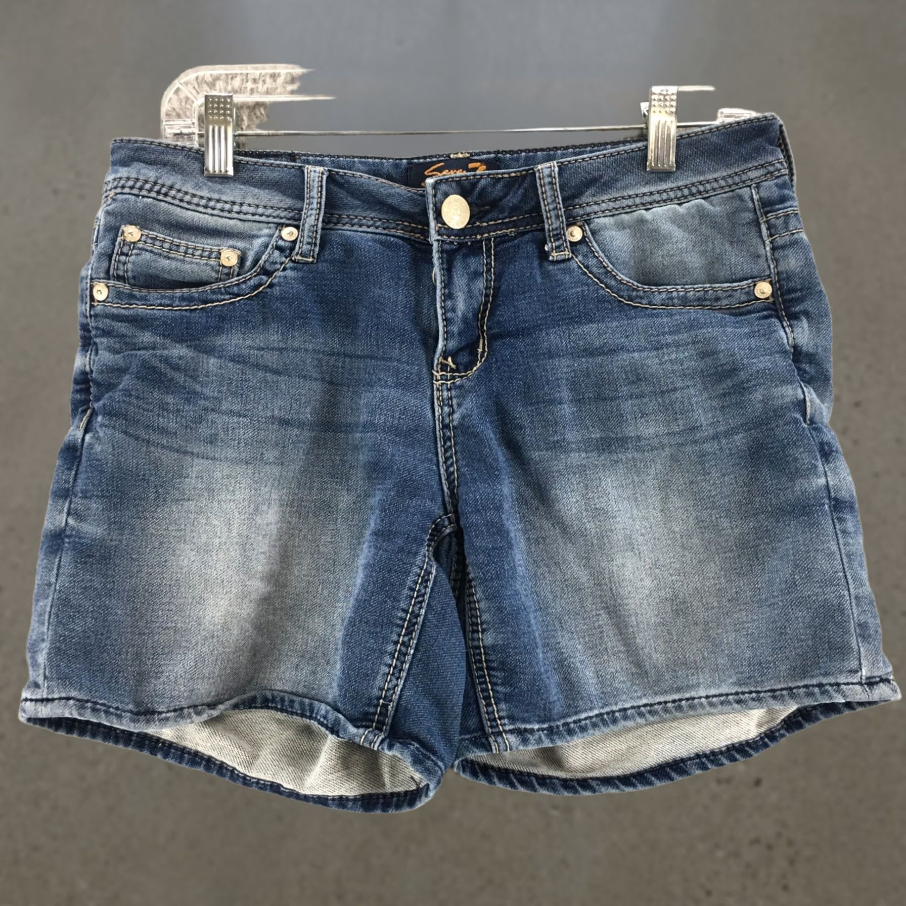 Vintage Seven7 Bermuda Shorts Womens 4 Blue Medium Wash Denim Low Rise Embroidered Zip Bermuda shorts Womens 4 Blue Medium Wash Denim Low Rise Embroidered Zip Size 27" / US 4 / IT 40 - 1 Thumbnail
