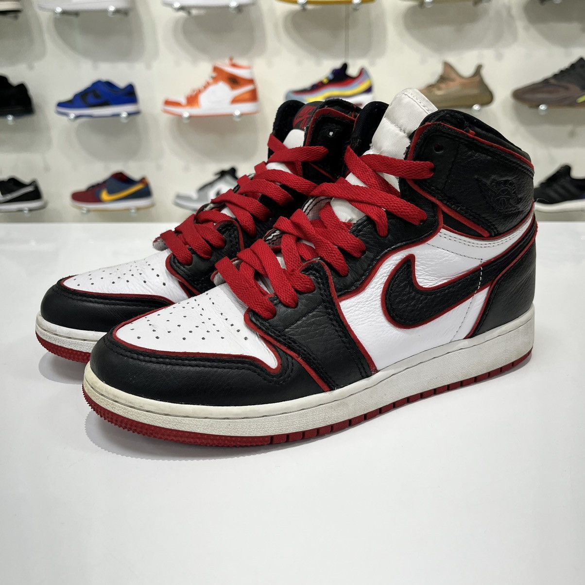 Nike Air Jordan 1 Retro High Bloodline (GS) Size US 5.5 / EU 38 - 1 Thumbnail