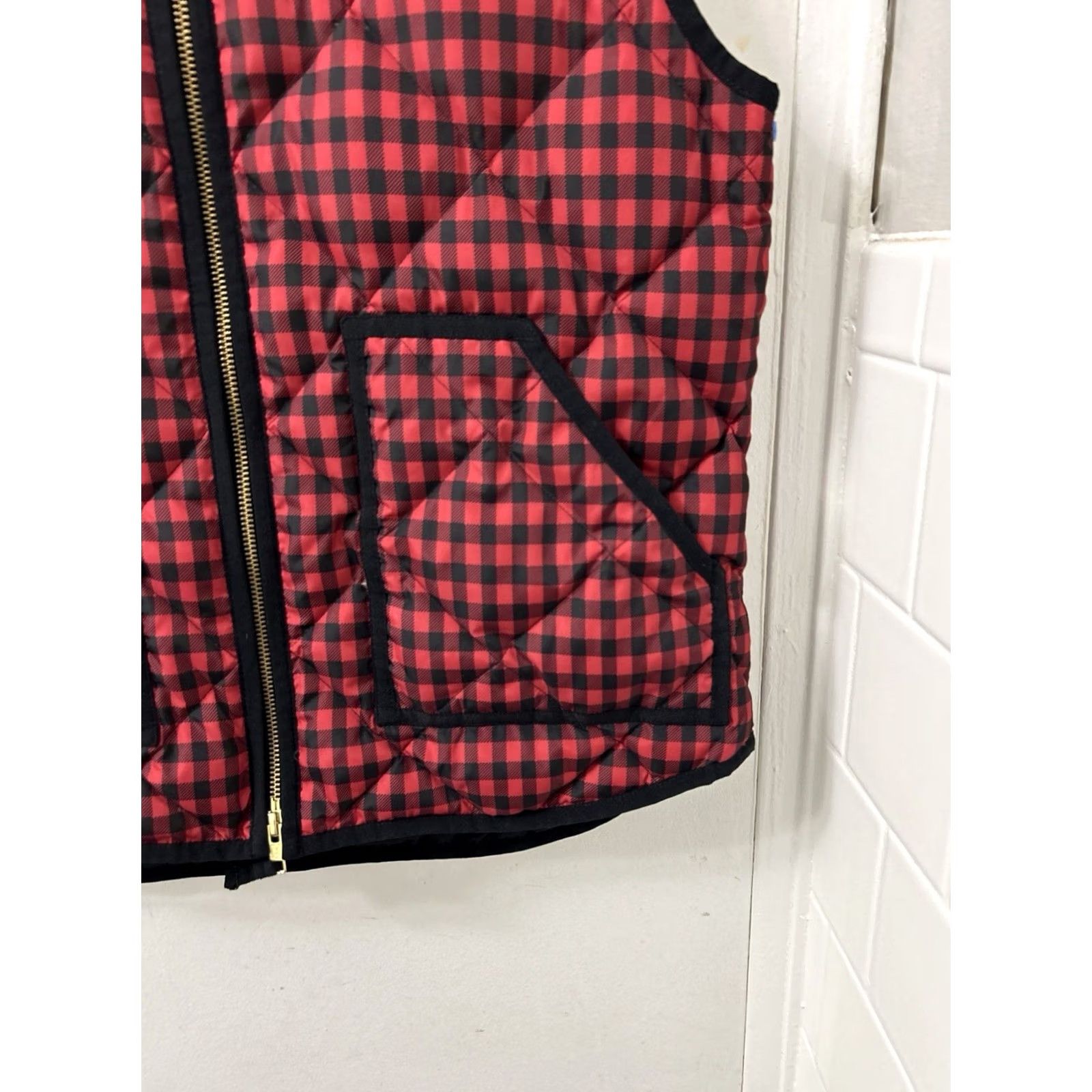 Vintage J Crew Excursion Quilted Down Vest Womens M Black Red Plaid Puffer Full Zip YKK Vest Size M / US 6-8 / IT 42-44 - 4 Thumbnail