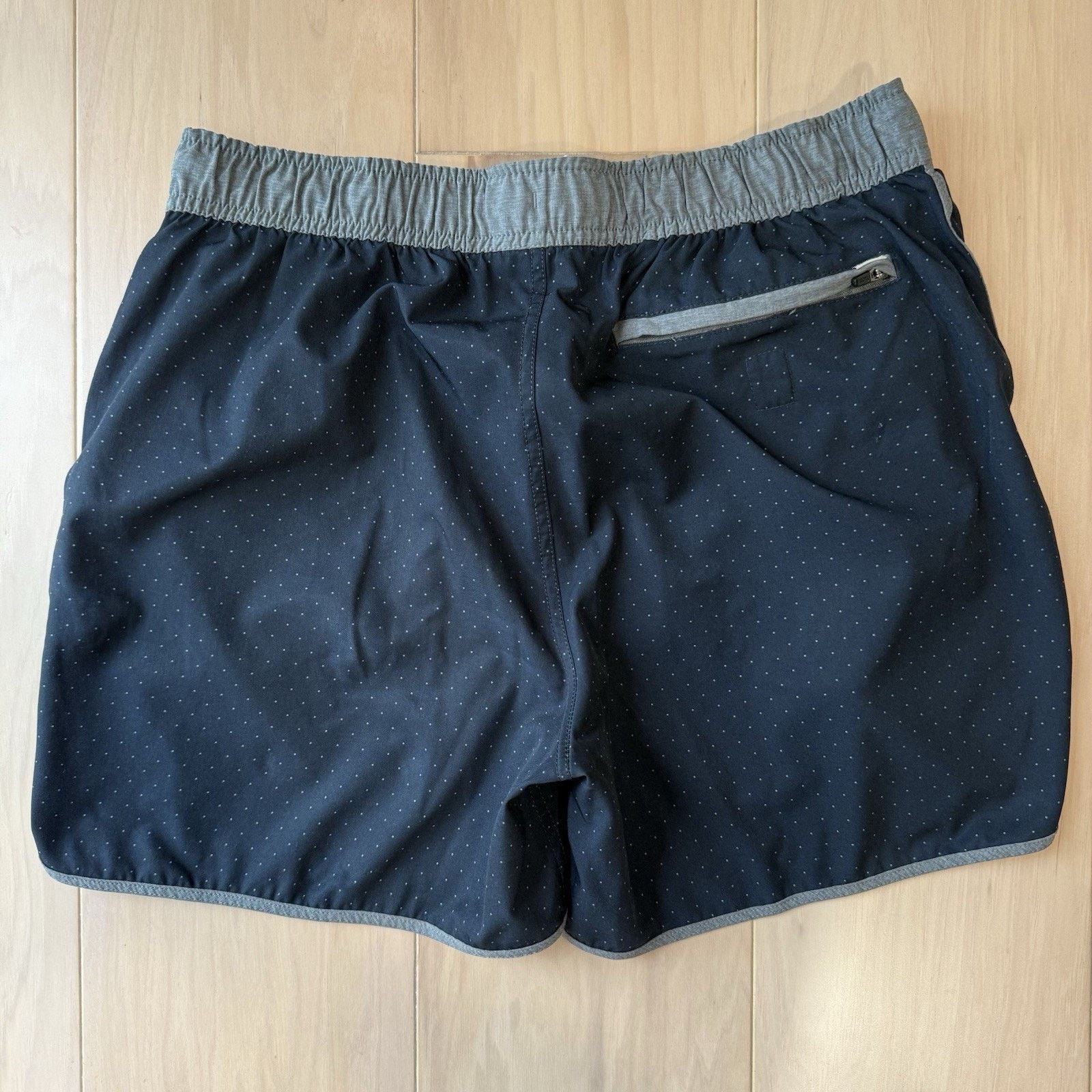 Vuori Vuori Banks Shorts Medium Black Polka Dot 5" Workout Size US 30 / EU 46 - 6 Thumbnail