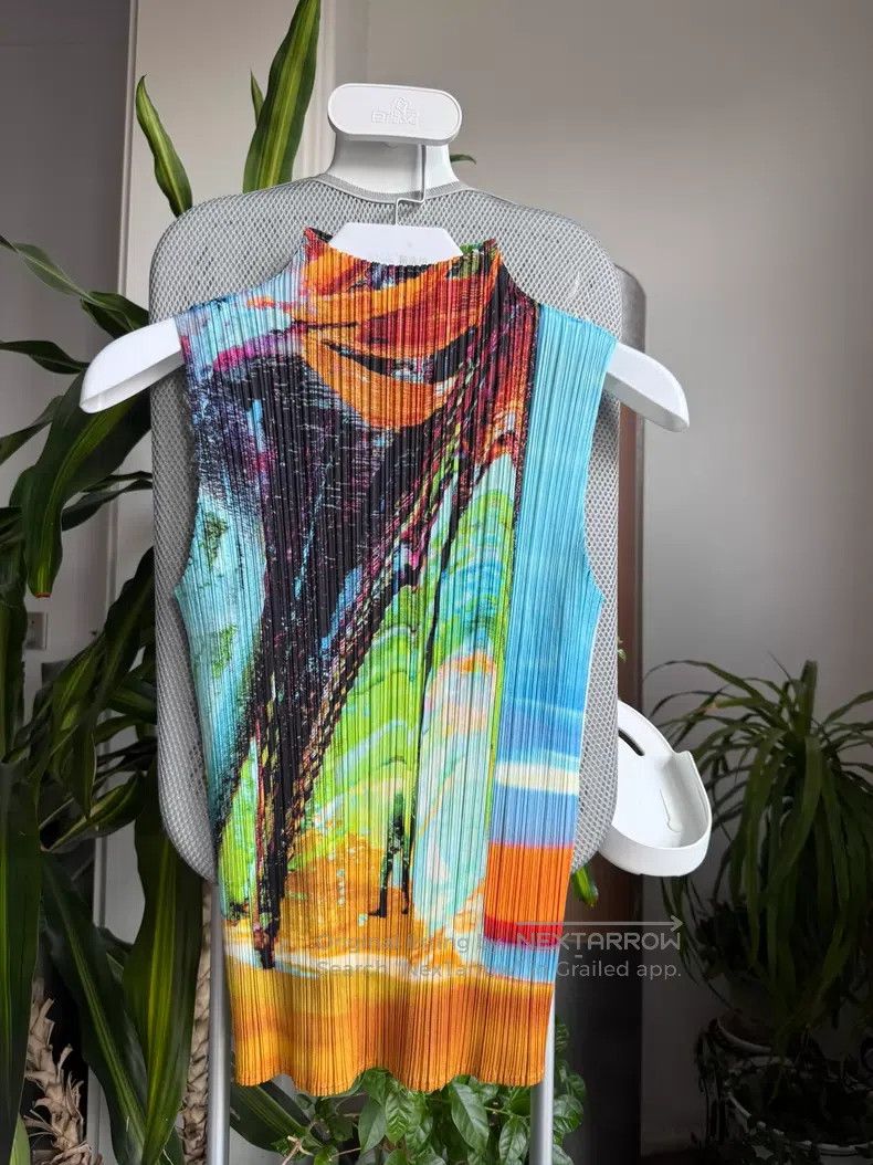 Issey Miyake Issey Miyake Sleeveless Vest, Tropical Frost Size L / US 10 / IT 46 - 1 Thumbnail