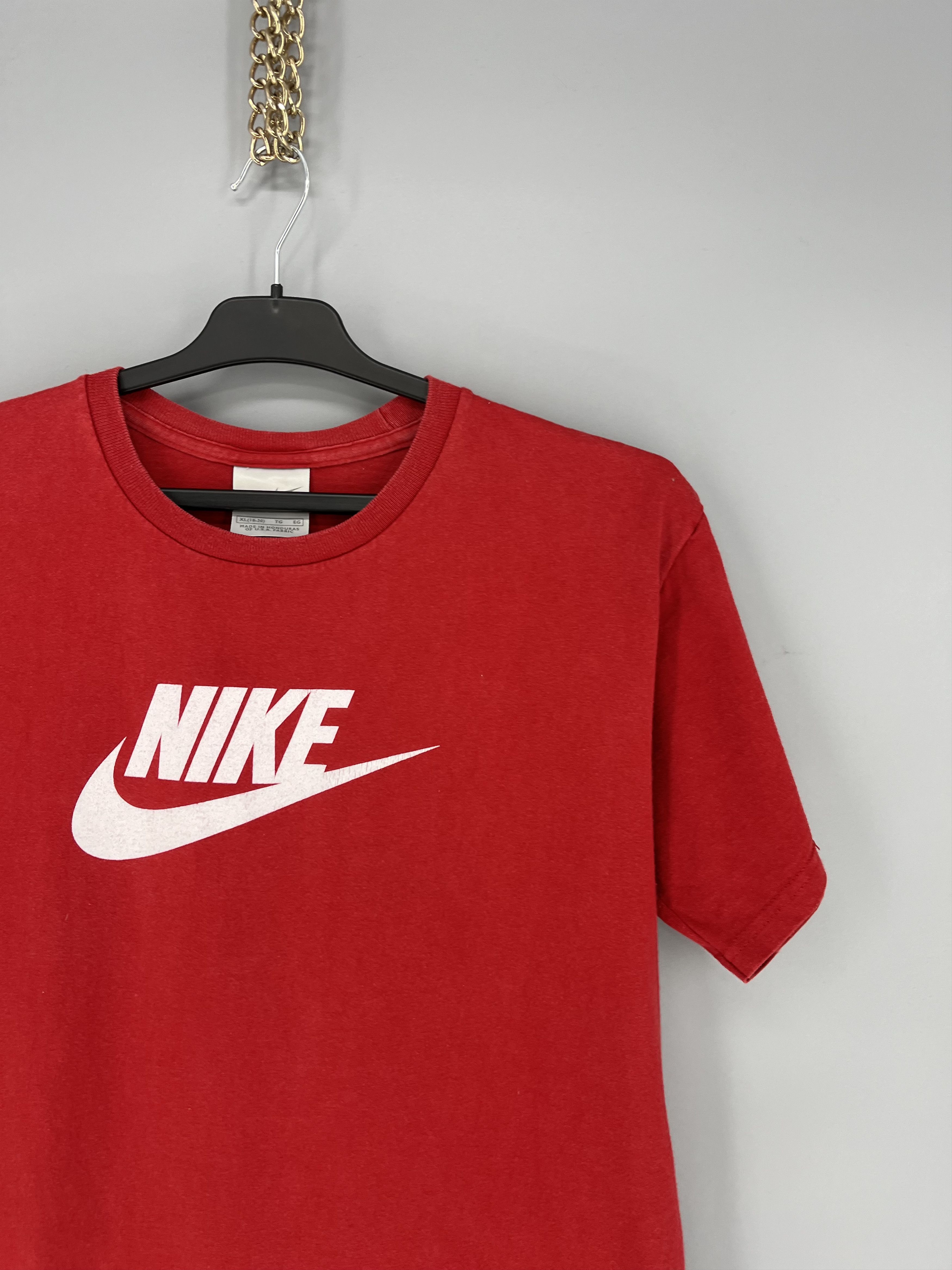 Nike Vintage Y2K Nike Center Swoosh Logo T-Shirt Size US L / EU 52-54 / 3 - 5 Thumbnail