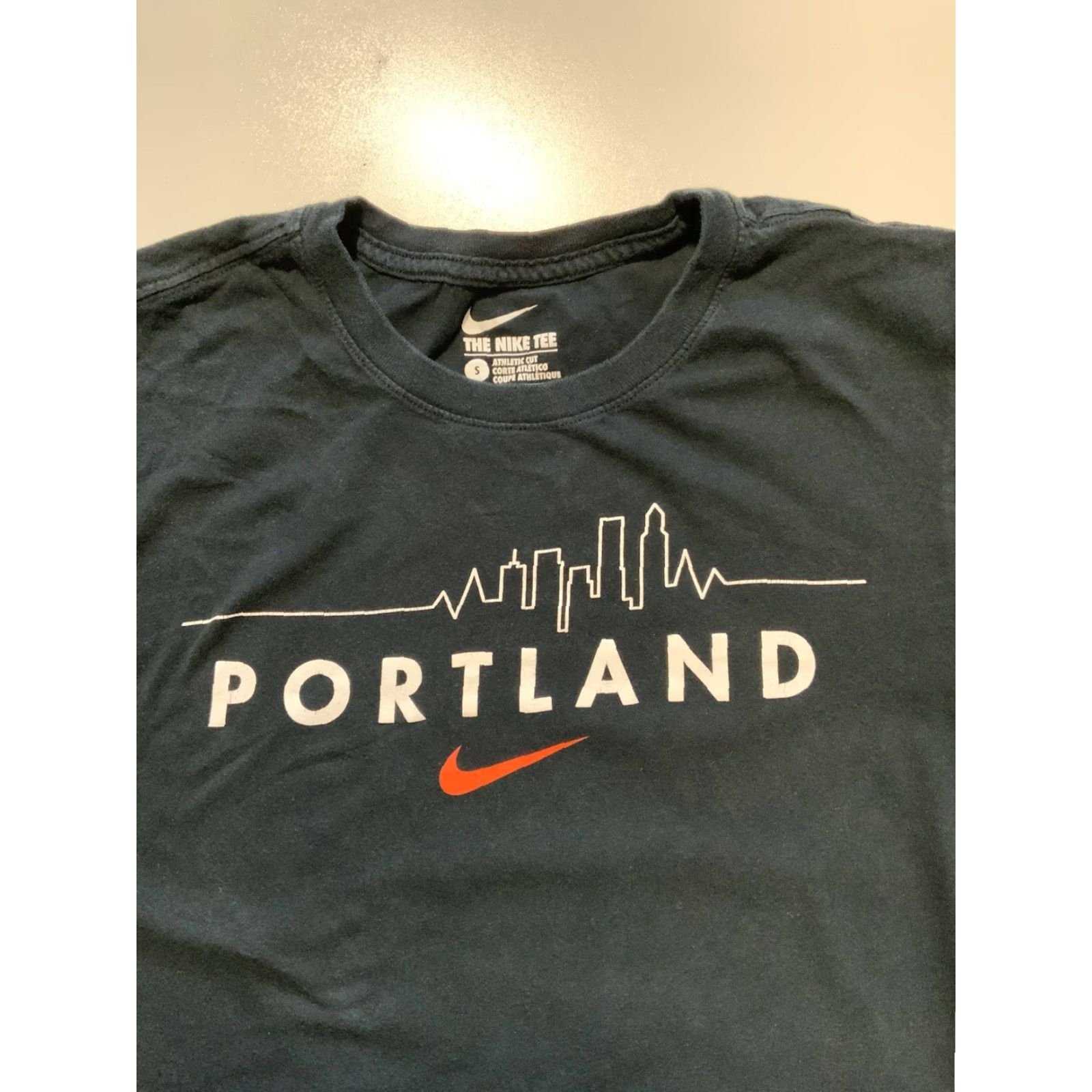 Nike VINTAGE Nike Athletic Cut Portland City Skyline Swoosh Black Graphic S/S T-Shirt Sz. S Mens Size US S / EU 44-46 / 1 - 6 Thumbnail