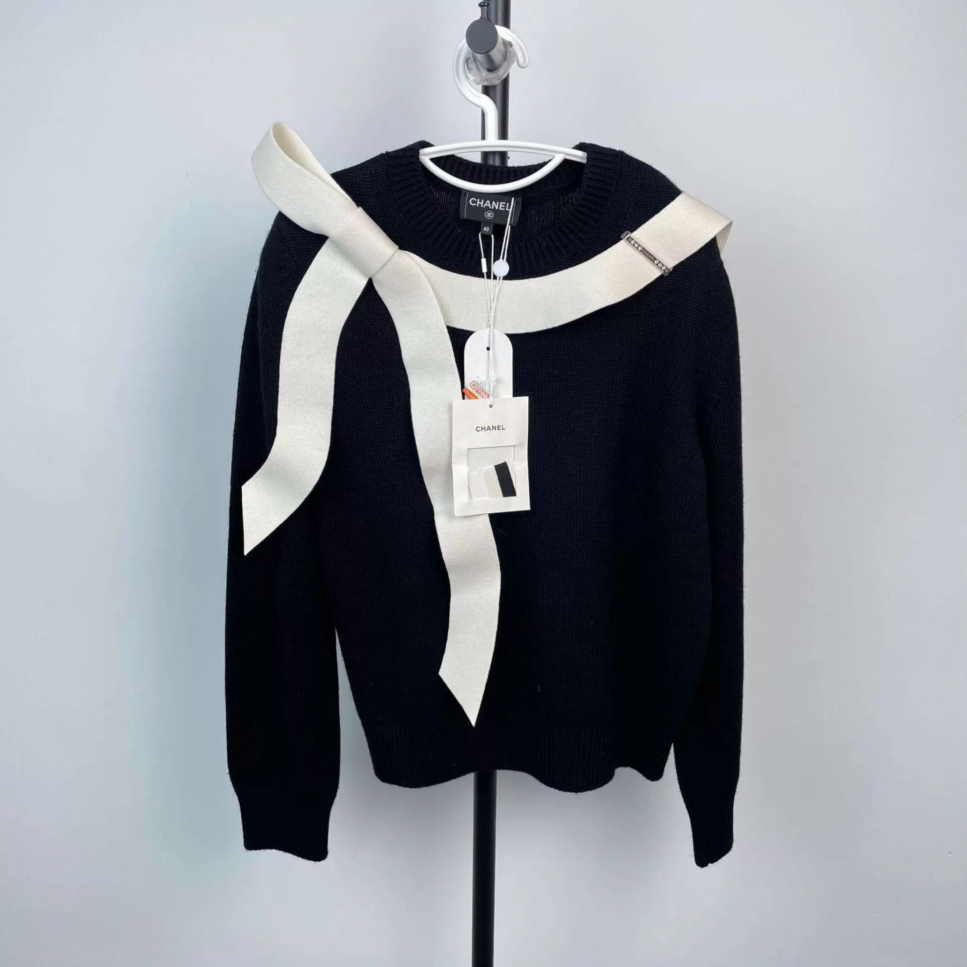 Chanel New 40 Black/White 3D bow long-sleeve knit dress Size M / US 6-8 / IT 42-44 - 1 Thumbnail