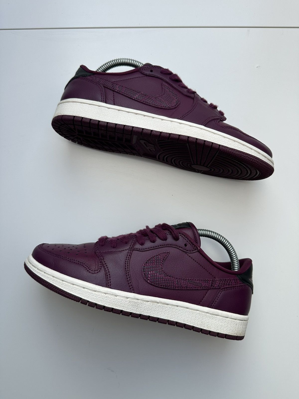 Nike Nike WMNS AIR JORDAN 1 RETRO LOW OG bordeaux sneakers Size US 7 / IT 37 - 2 Thumbnail