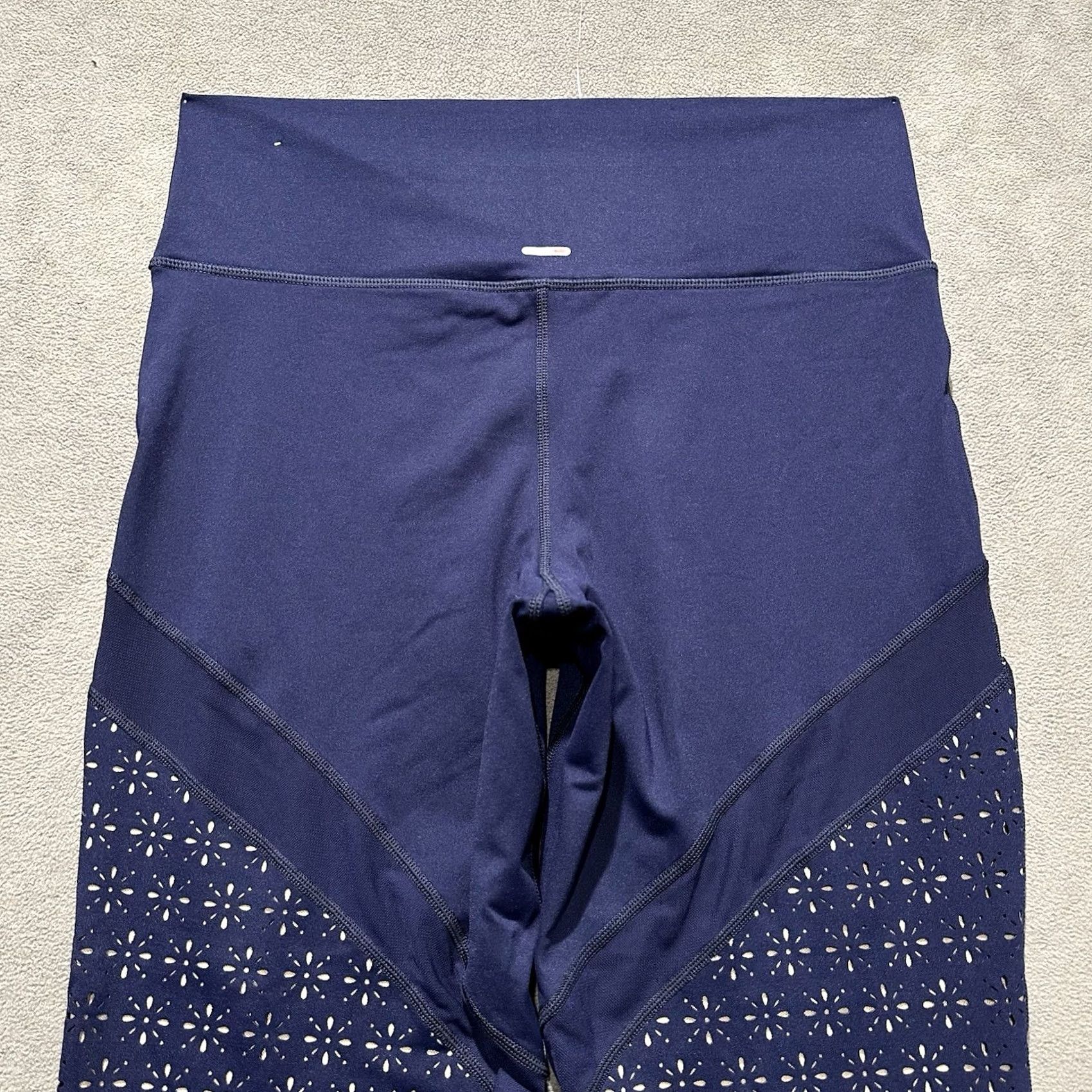 Vintage Aerie Leggings Womens XL Blue Floral Laser Cut Cropped Move Chill Activewear Yoga Size 40" / US 18 - 4 Thumbnail