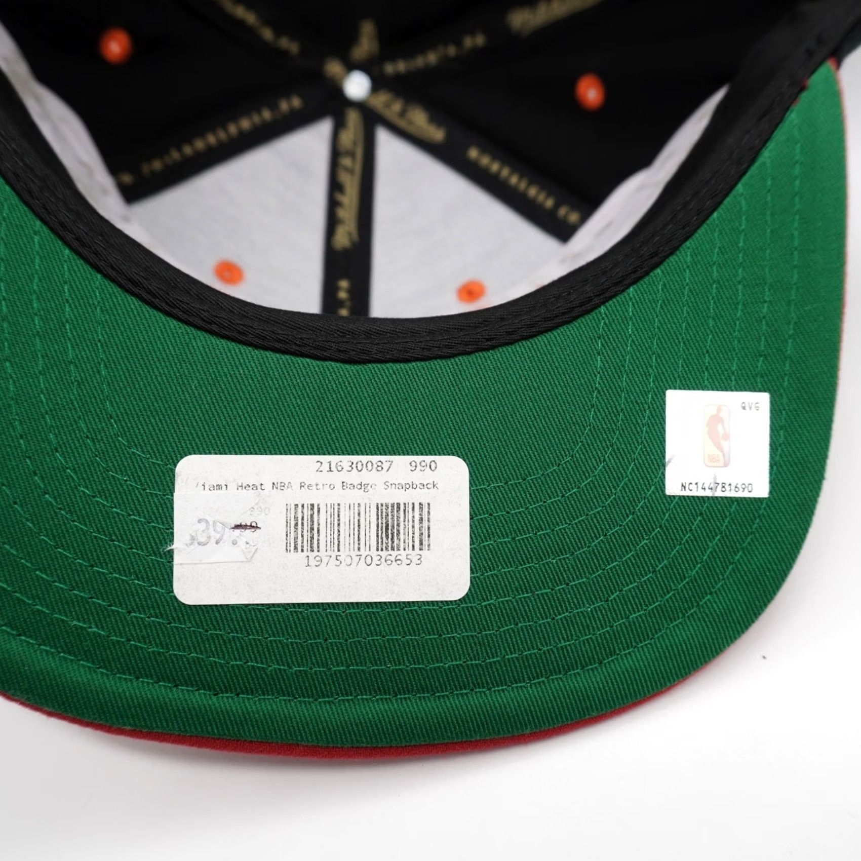 Mitchell & Ness VINTAGE Mitchell & Ness Hat Mens One Size Black Miami Heat Snapback OSFM Red Retro Badge NBA Cap Size ONE SIZE - 6 Thumbnail