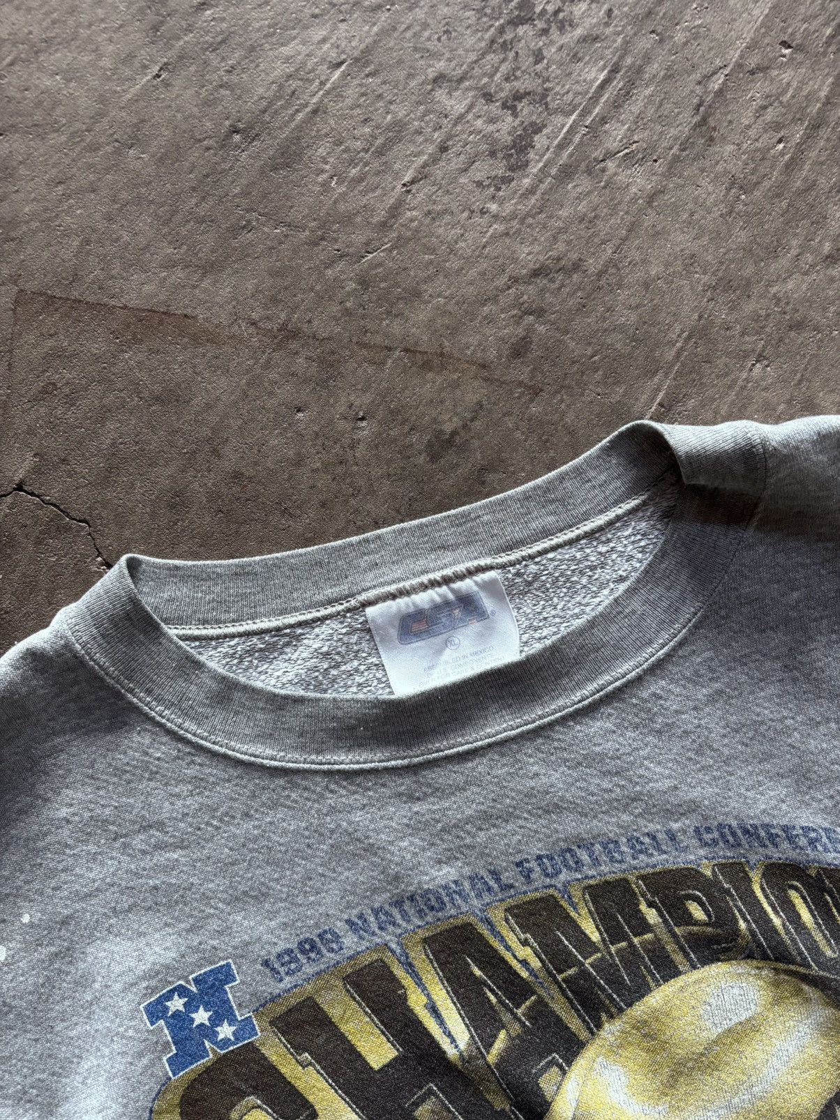 NFL vintage distressed rams sweatshirt Size US XL / EU 56 / 4 - 3 Thumbnail