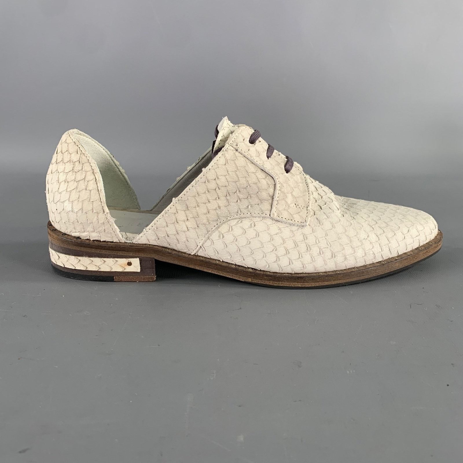 FREDA SALVADOR FREDA SALVADOR White Leather Snake Embossed Pointed Flats Size US 5.5 / IT 35.5 - 2 Thumbnail