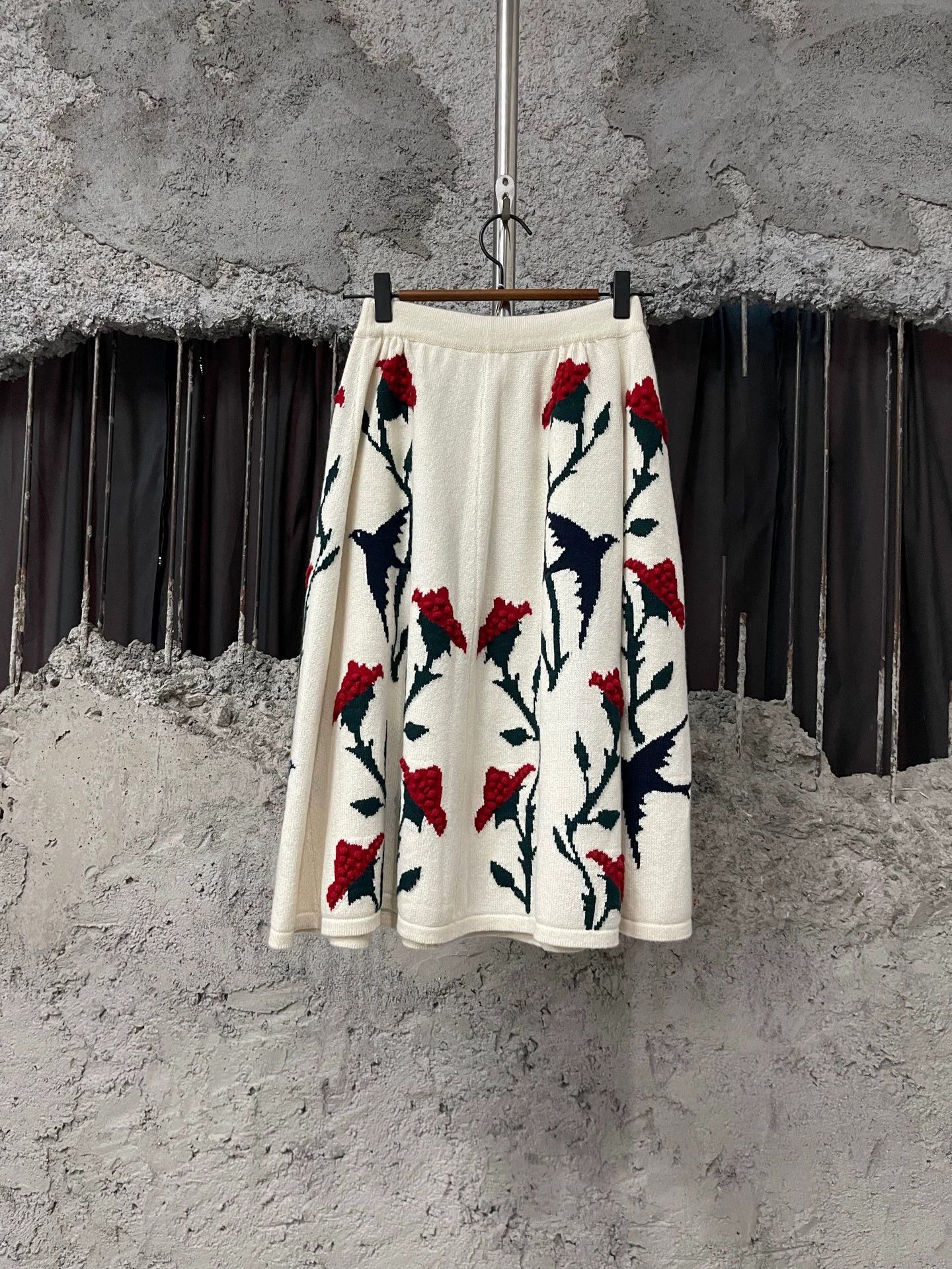 Chanel Chanel Women's New Unused Skirt 34 Size 25" / US 0 / IT 36 - 2 Thumbnail