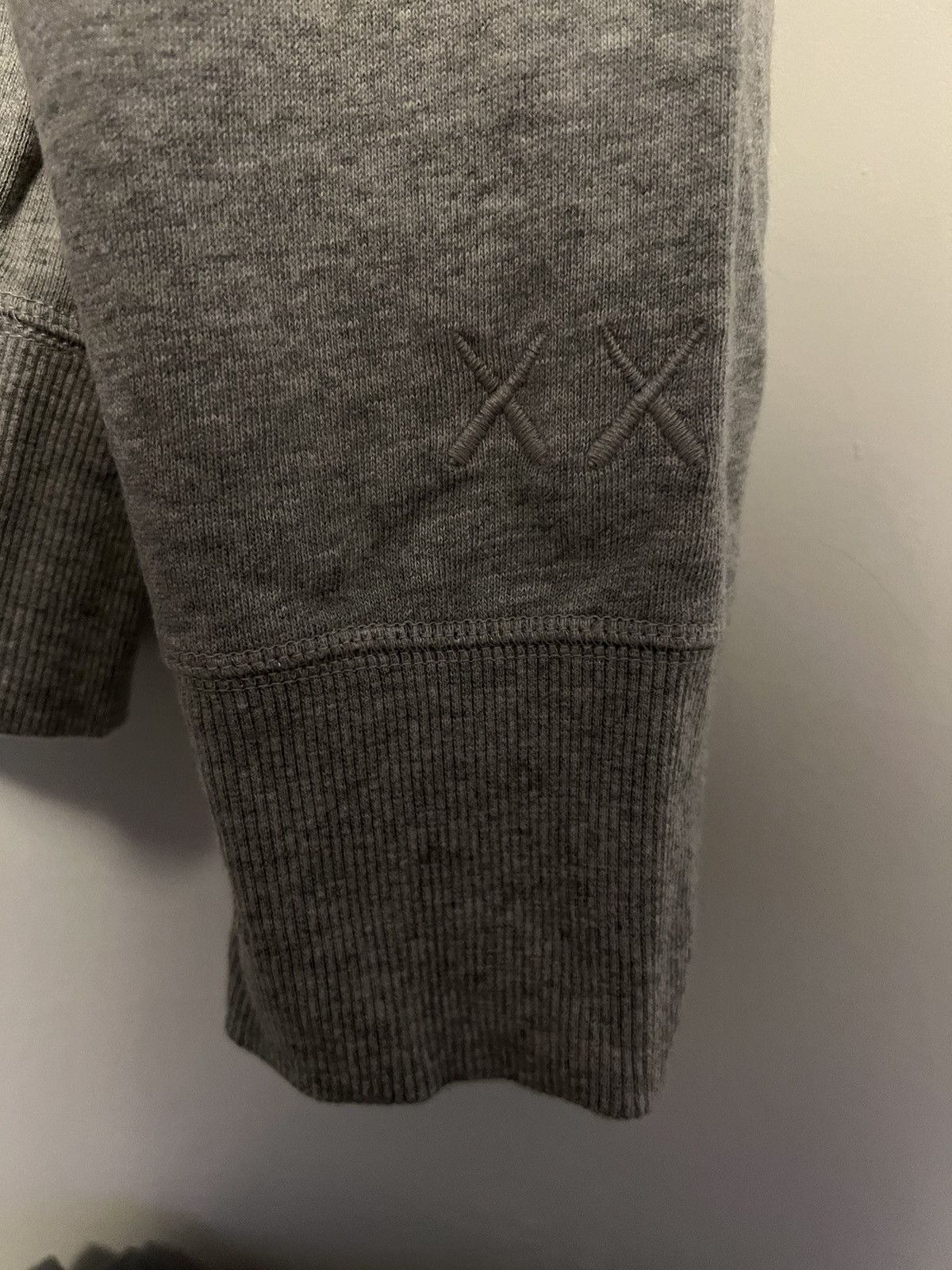 Kaws × Uniqlo Sesame Street Companion Trash Can Outline Sweatshirt FW18 Size US L / EU 52-54 / 3 - 3 Thumbnail