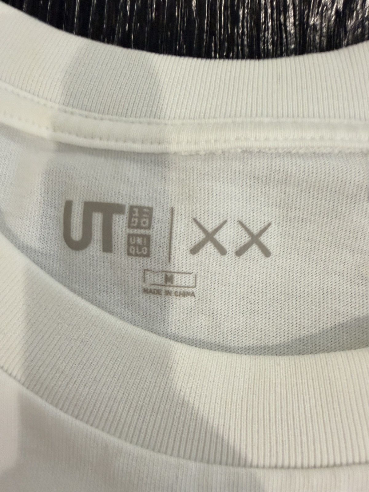 Kaws × Uniqlo Uniglow KAWS T Shirt Size US M / EU 48-50 / 2 - 5 Thumbnail