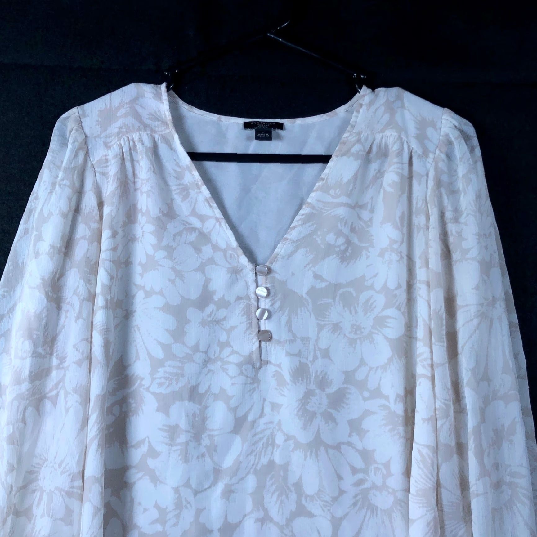 Ann Taylor Ann Taylor Factory Blouse Tan White Floral Lined V Neck Long Sleeve PS Petite Lightweight Sheer Chiffon Floral Pattern Casual Workwear Womens Blouse Size S / US 4 / IT 40 - 2 Thumbnail