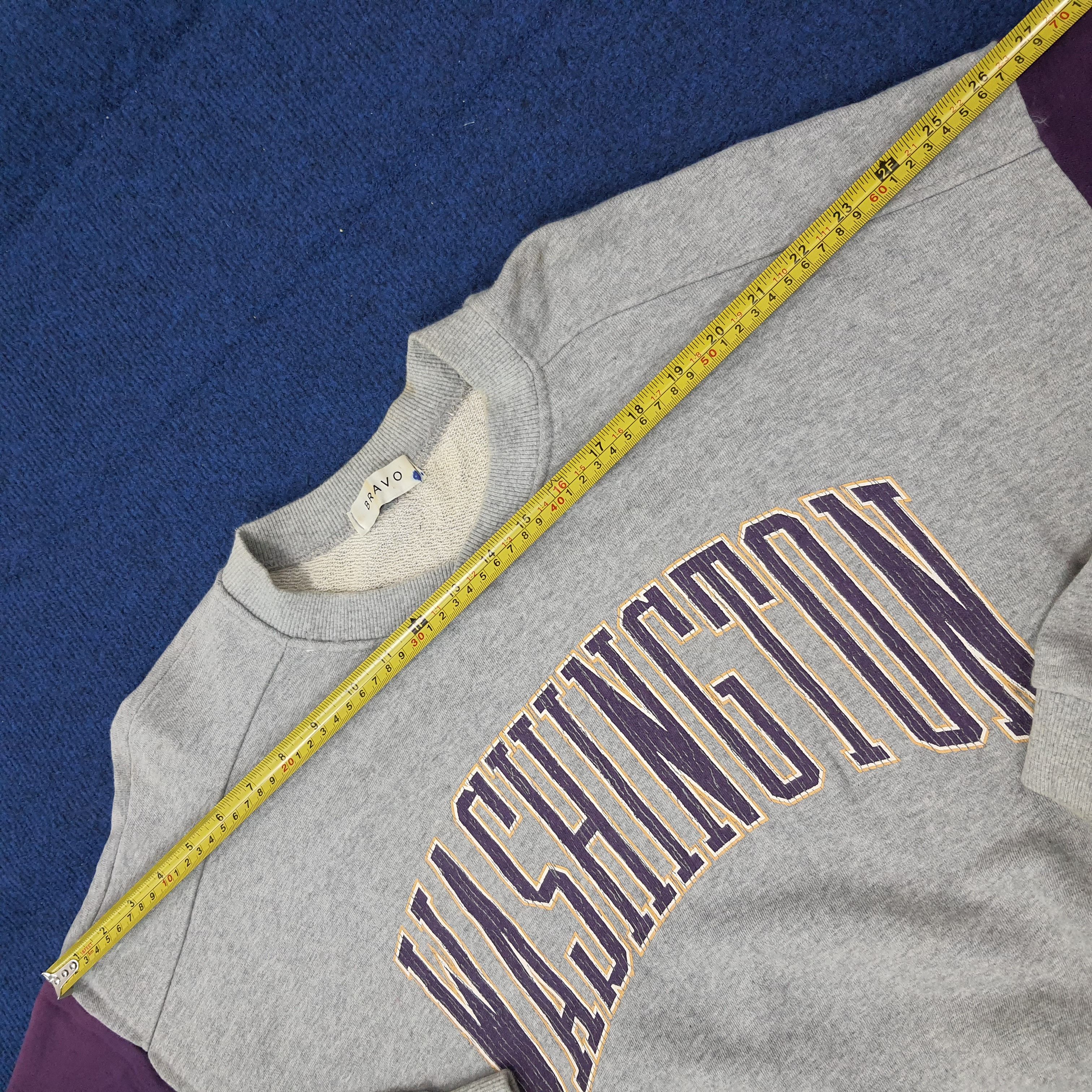 Vintage Vintage Washington Huskies Football Team Sweatshirt C262N4 Size US XL / EU 56 / 4 - 8 Thumbnail