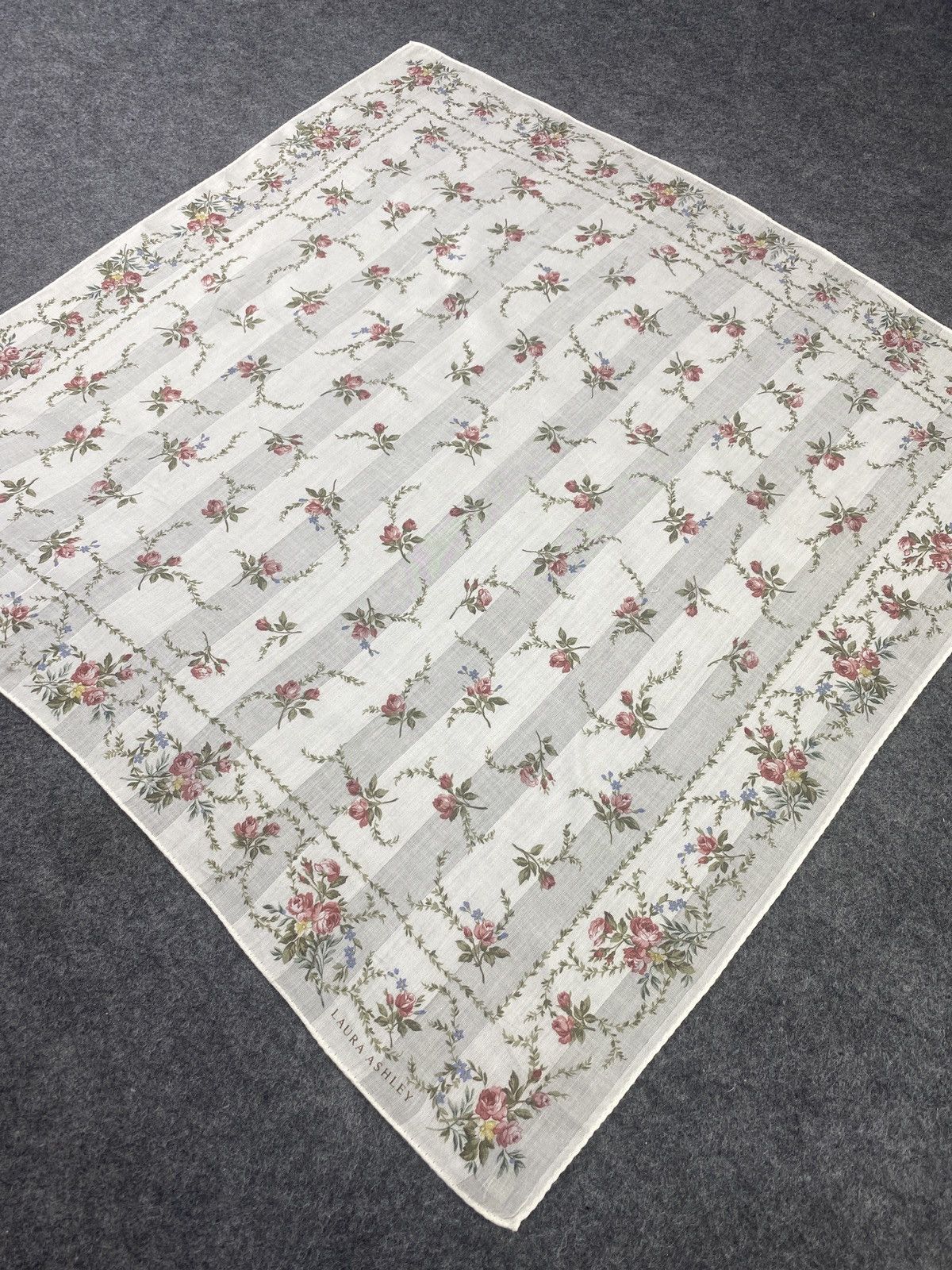 Laura Ashley × Vintage Laura Ashley floral handkerchief /Bandana /Neckerchief -B066 Size ONE SIZE - 4 Thumbnail