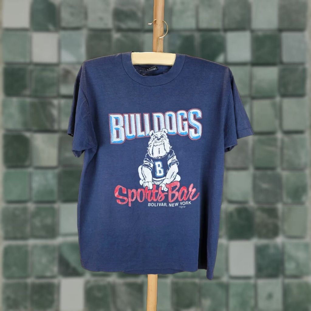 Fruit Of The Loom VINTAGE BULLDOGS SPORT BAR PROMO T-SHIRT Navy L Men Short Sleeve Crew Neck Cotton Fruit of the Loom SZ L Size US L / EU 52-54 / 3 - 1 Thumbnail