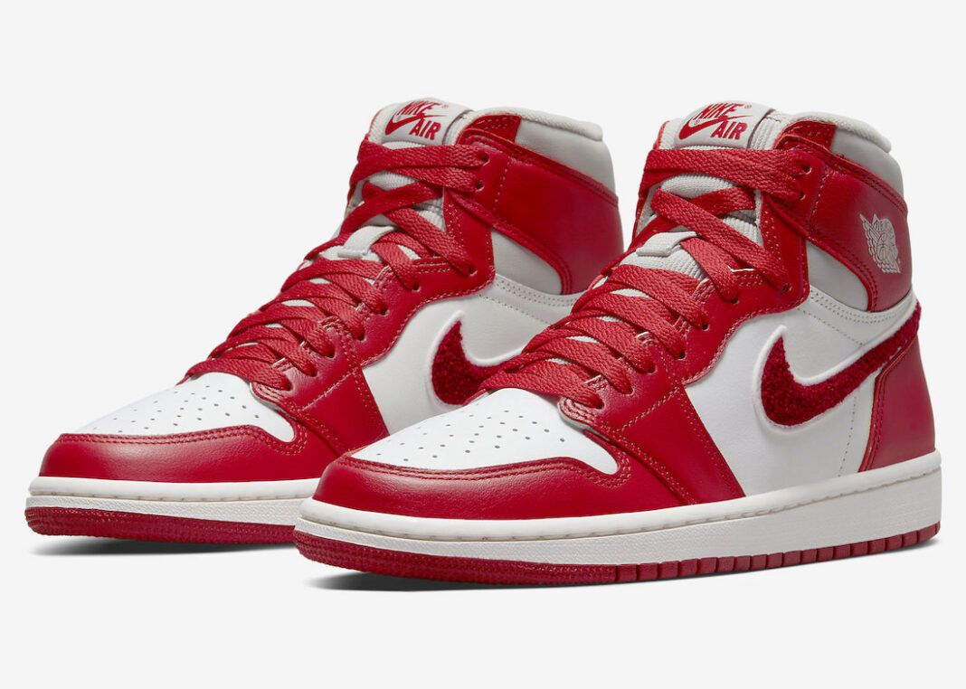 Jordan Brand Jordan 1 Retro High OG, Varsity Red Size US 9.5 / EU 42-43 - 2 Thumbnail