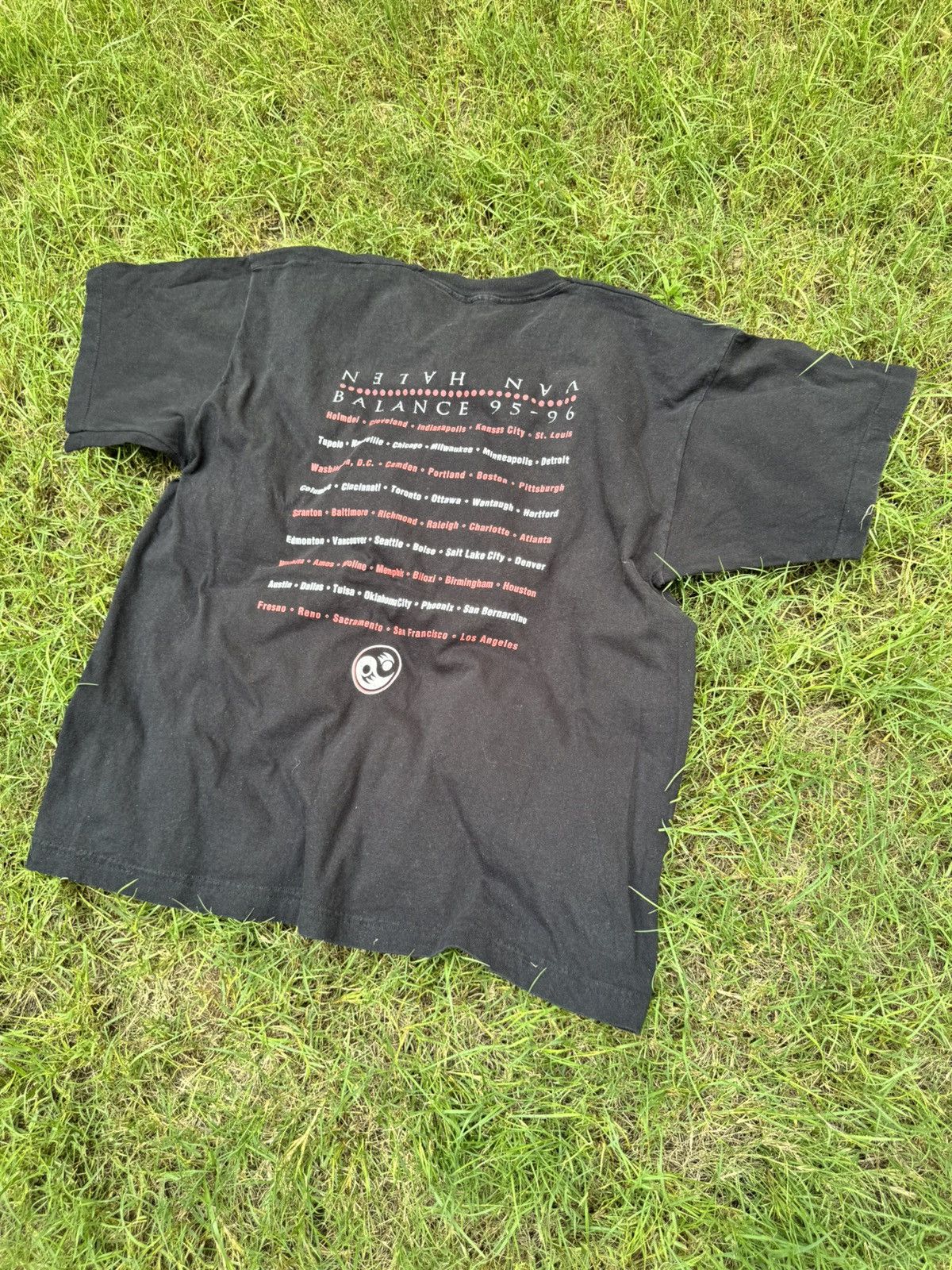 Vintage Vintage 1995 Van Halen “Balance” tour t-shirt Size US XL / EU 56 / 4 - 8 Thumbnail