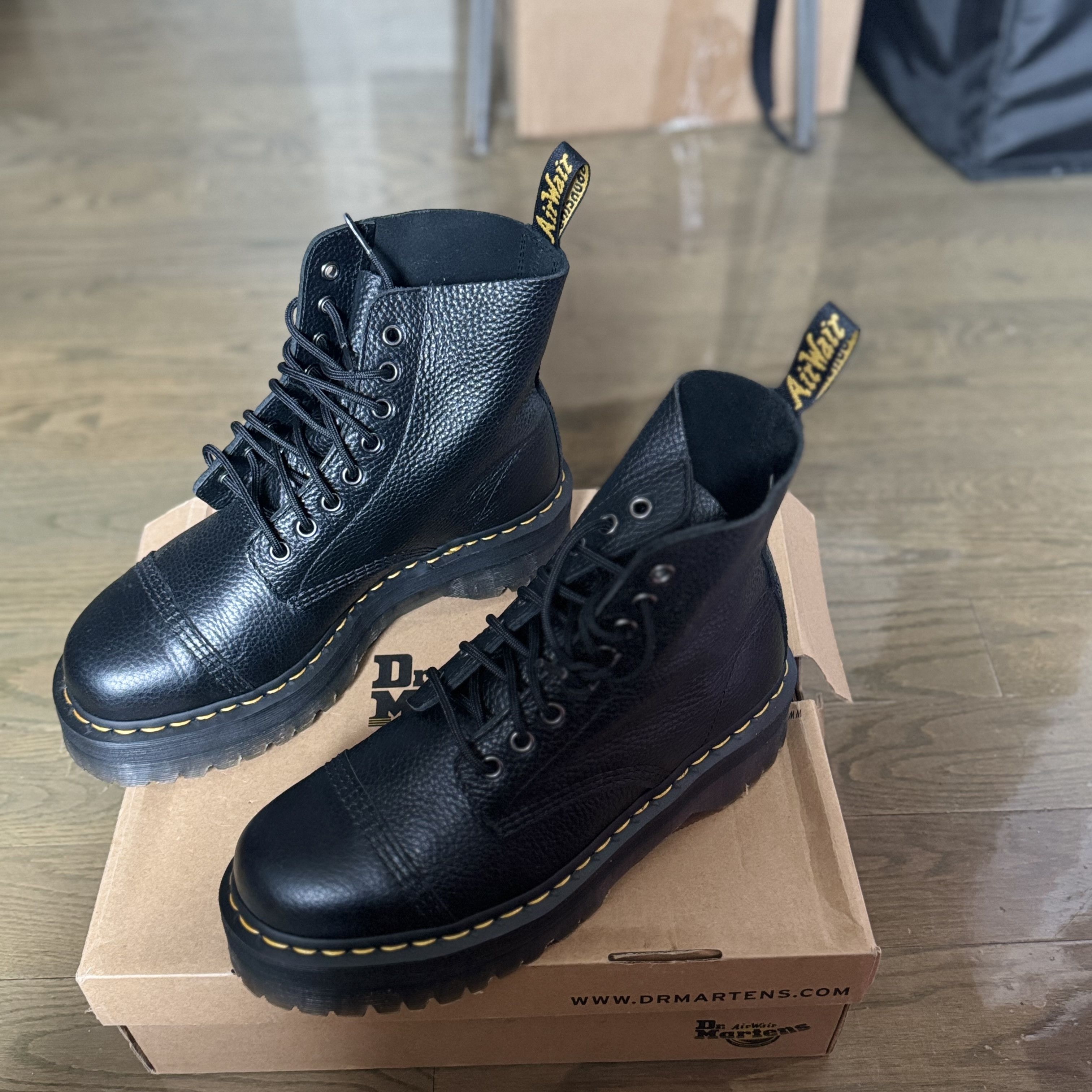 Dr. Martens BOOTS PLATEFORMES SINCLAIR EN CUIR MILLED NAPPA Size US 10 / EU 43 - 2 Thumbnail