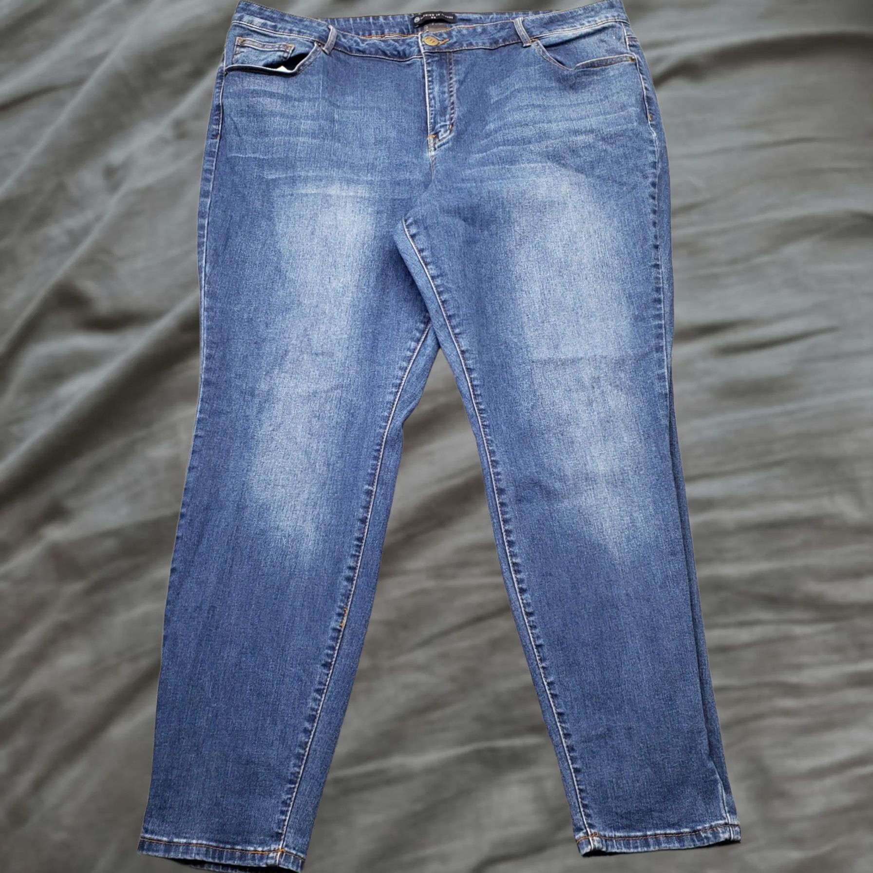 Vintage Fashion to Figure Womens 22 Blue Denim Skinny Jeans 5-Pocket Stretch Medium Wash Vintage: No Size 40" / US 18 - 1 Thumbnail