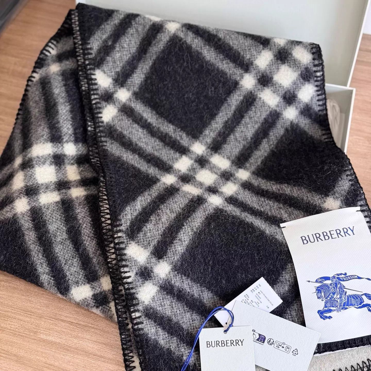 Burberry Burberry Stripe Logo Patch Wool Scarf Unisex Black Size ONE SIZE - 2 Thumbnail
