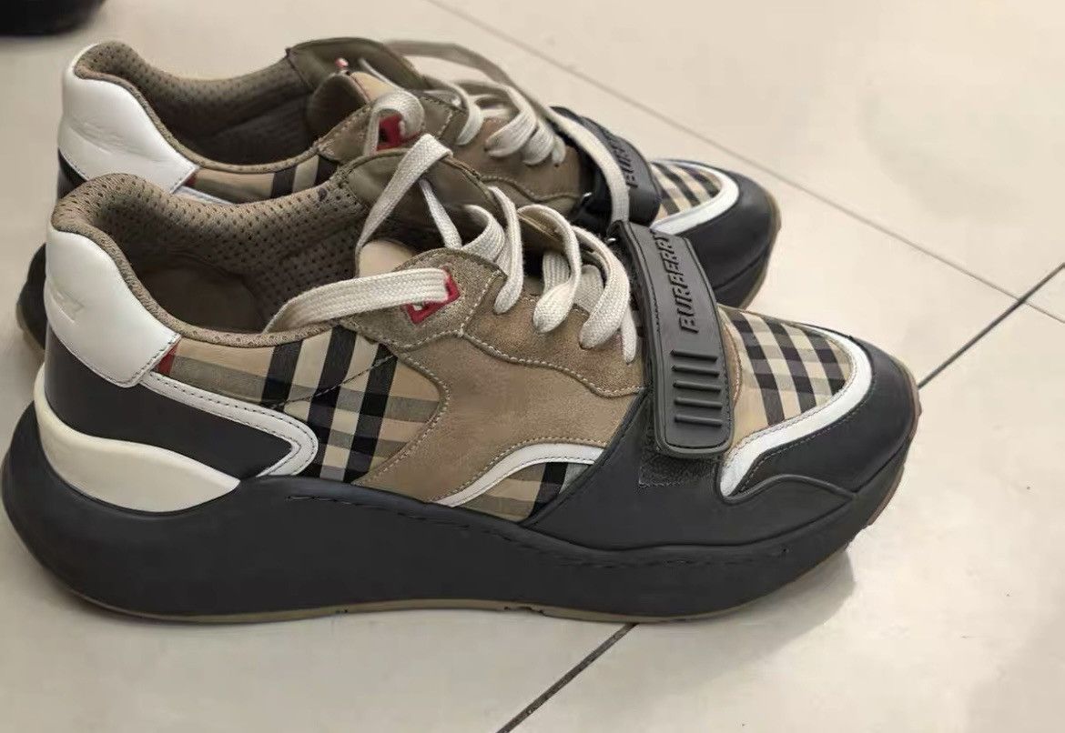 Burberry Burberry Ramsey 'Vintage Check - Beige' Size US 9 / EU 42 - 1 Thumbnail