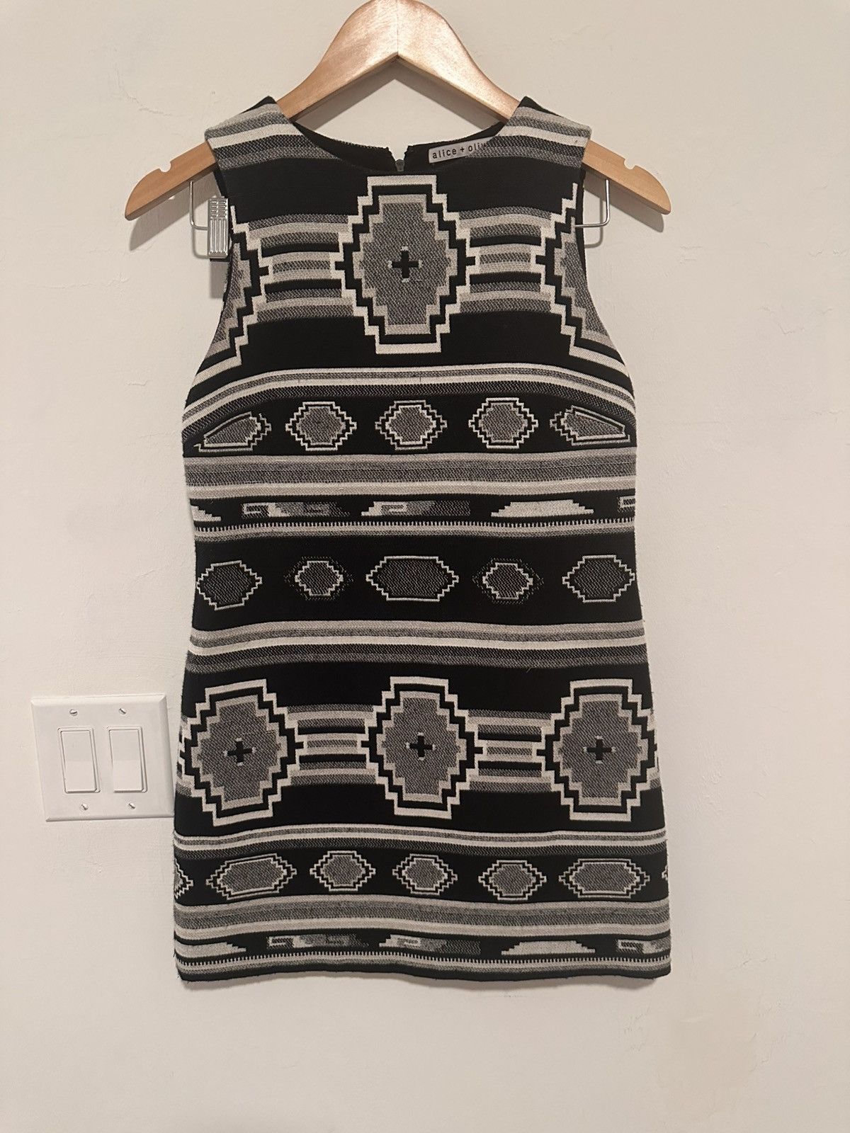 Alice + Olivia Alice + Olivia Clyde A Line Shift Dress in Black And White S Size S / US 4 / IT 40 - 2 Thumbnail